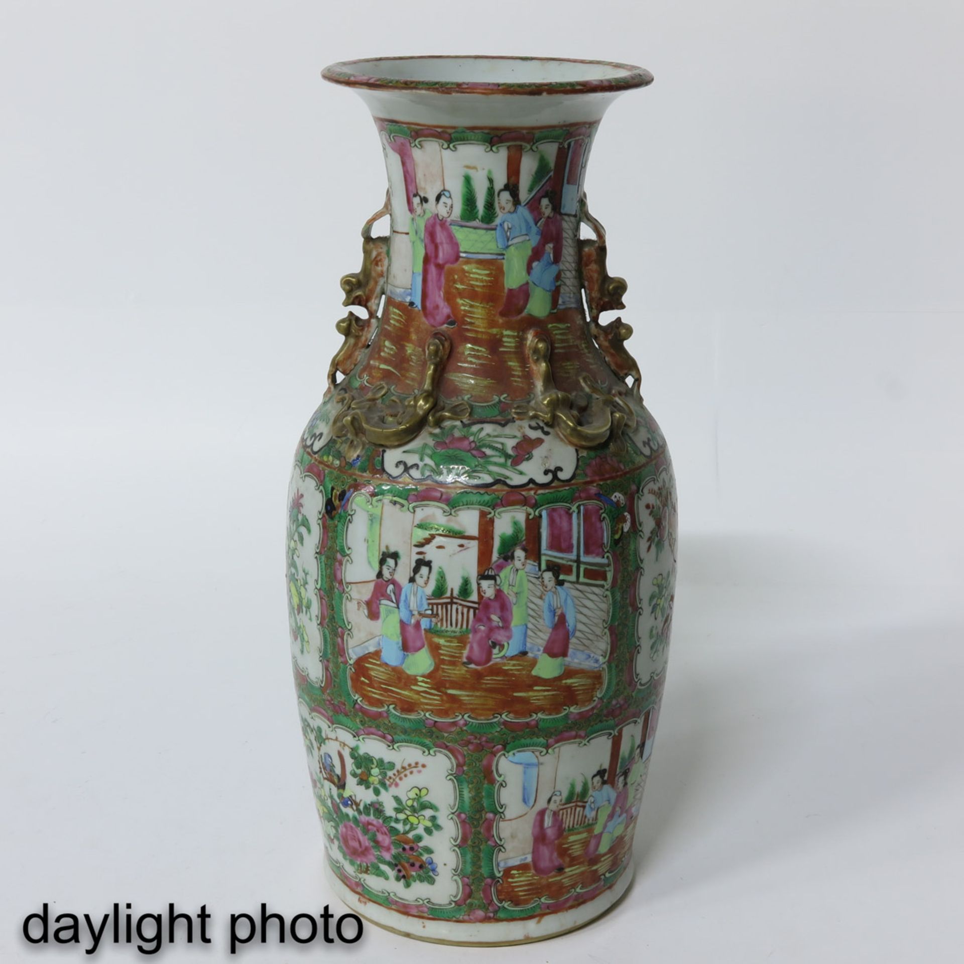 A Pair of Cantonese Vases - Bild 7 aus 9