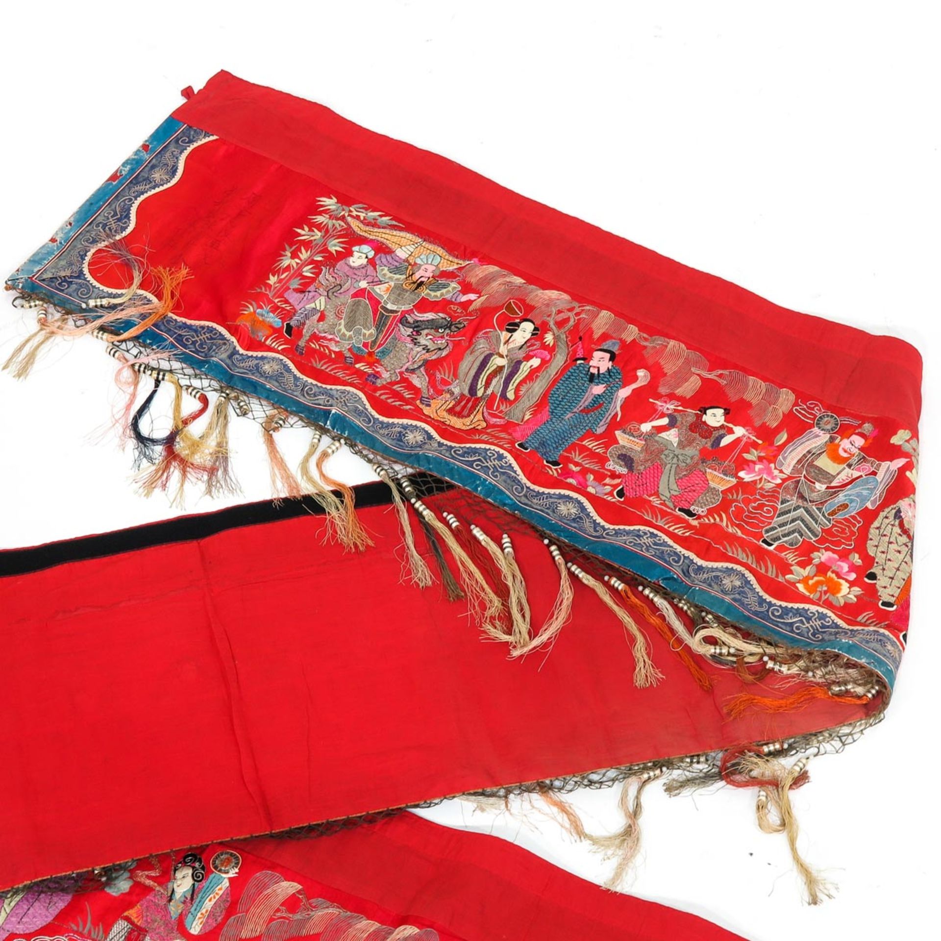 A Chinese Silk Embroidered Textile - Bild 2 aus 5