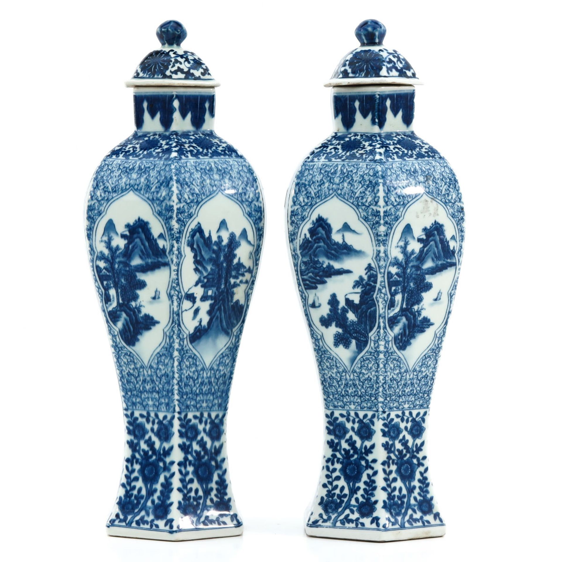 A Pair of Blue and White Vase with Covers - Bild 2 aus 9