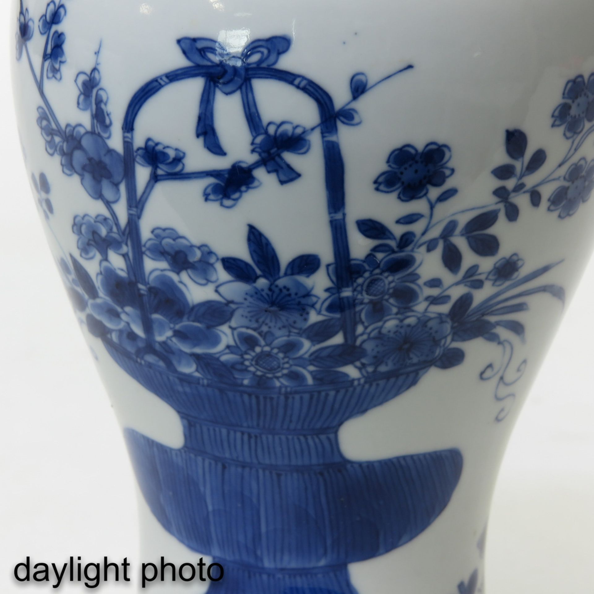 A Blue and White Vase - Bild 9 aus 9