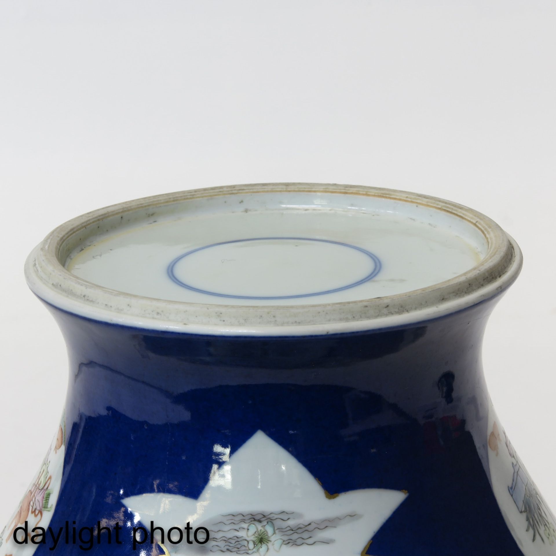 A Powder Blue Jar with Cover - Bild 8 aus 9