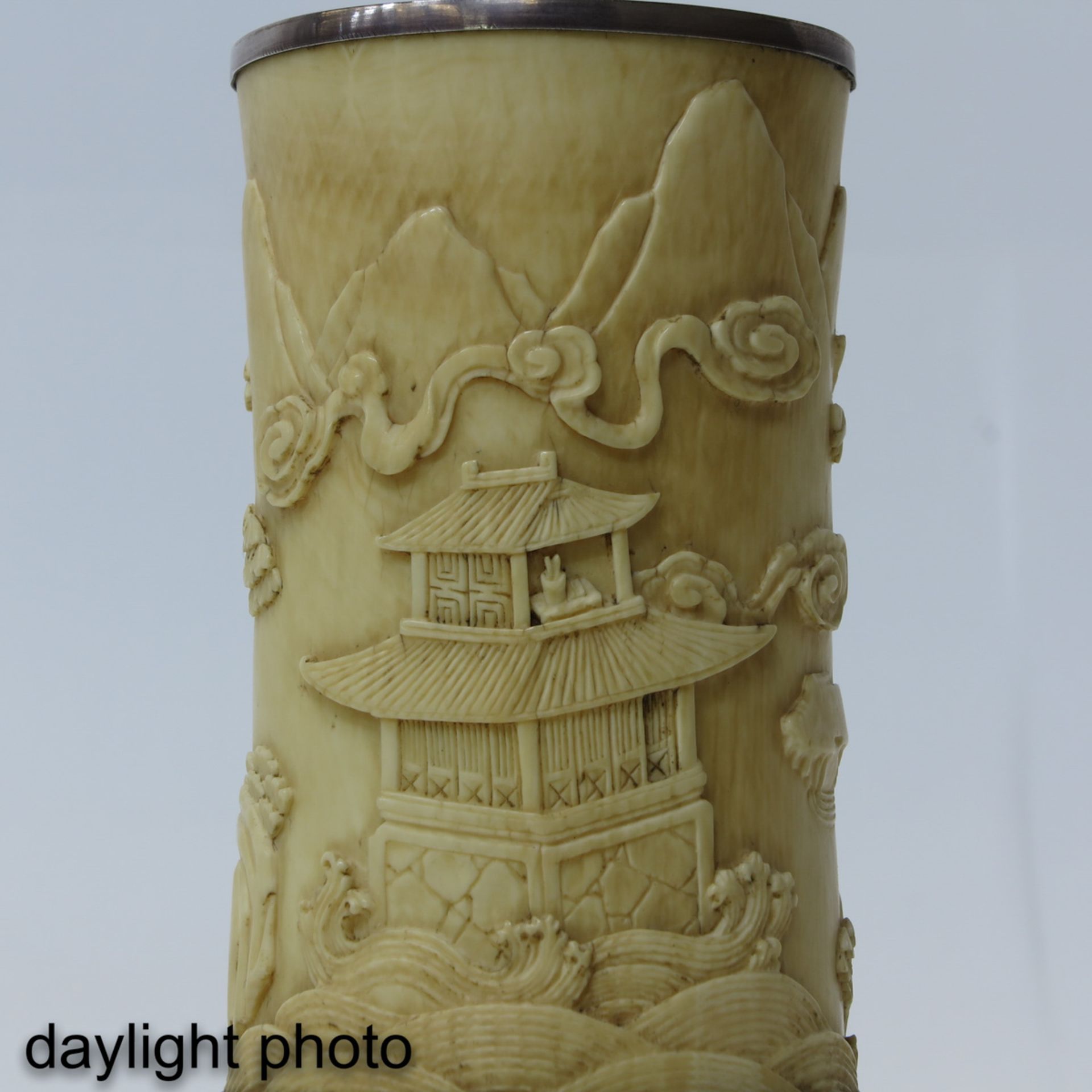 A Carved Jar and Cover - Bild 9 aus 9