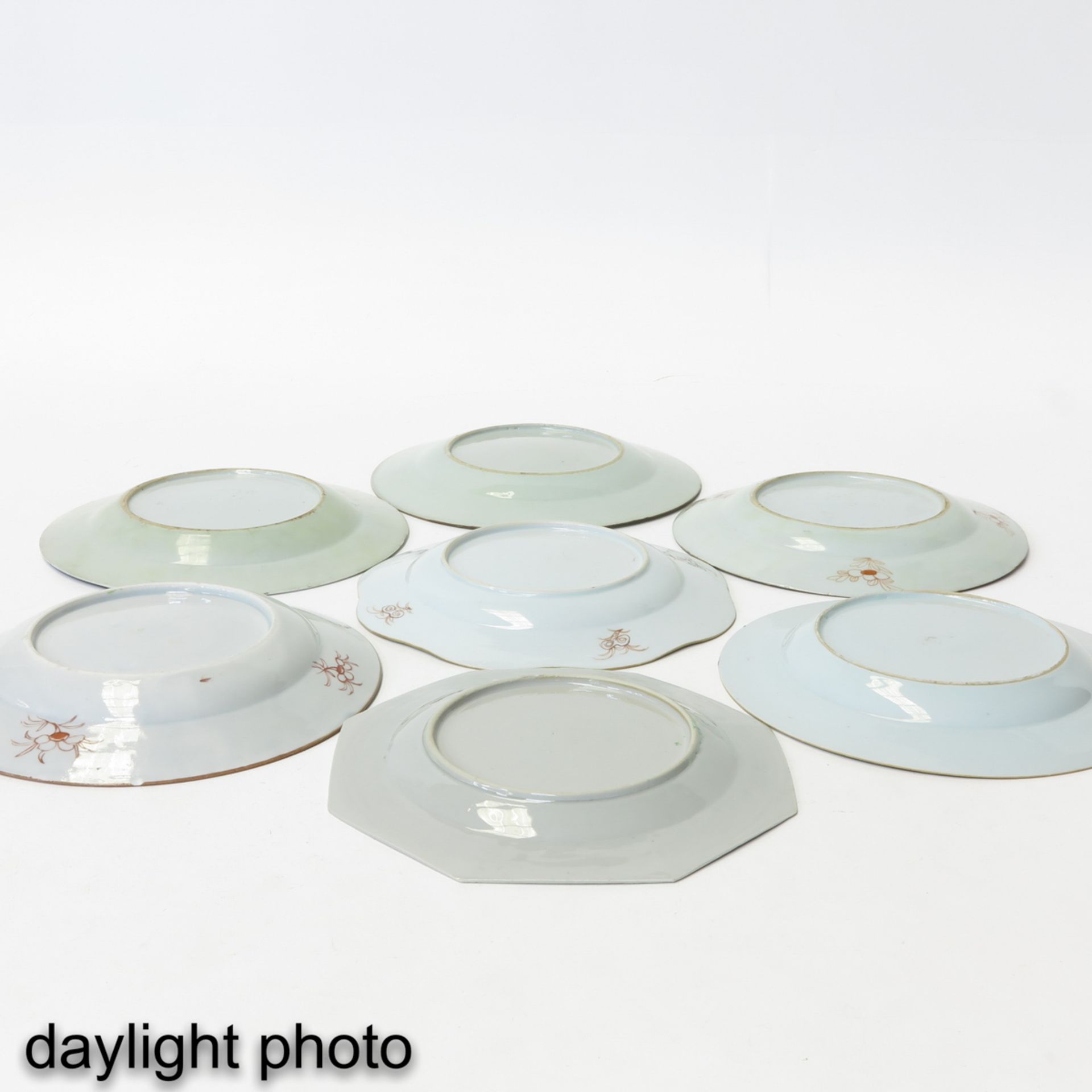 A Collection of 7 Famille Rose Plates - Bild 10 aus 10