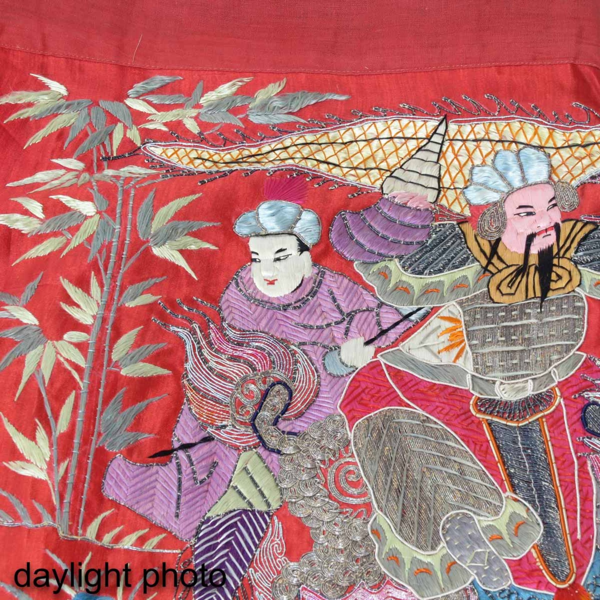 A Chinese Silk Embroidered Textile - Bild 5 aus 5