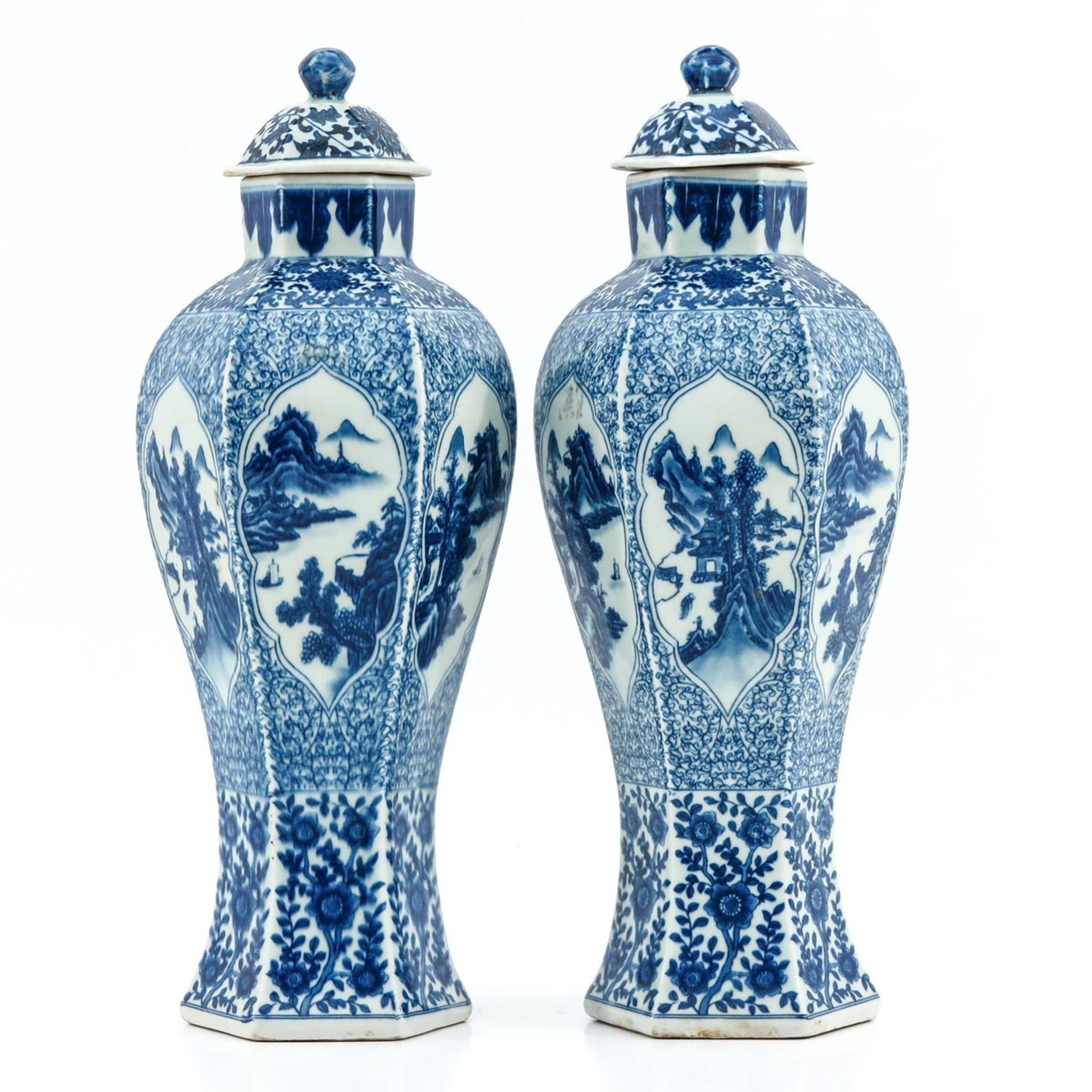 A Pair of Blue and White Vase with Covers - Bild 3 aus 9