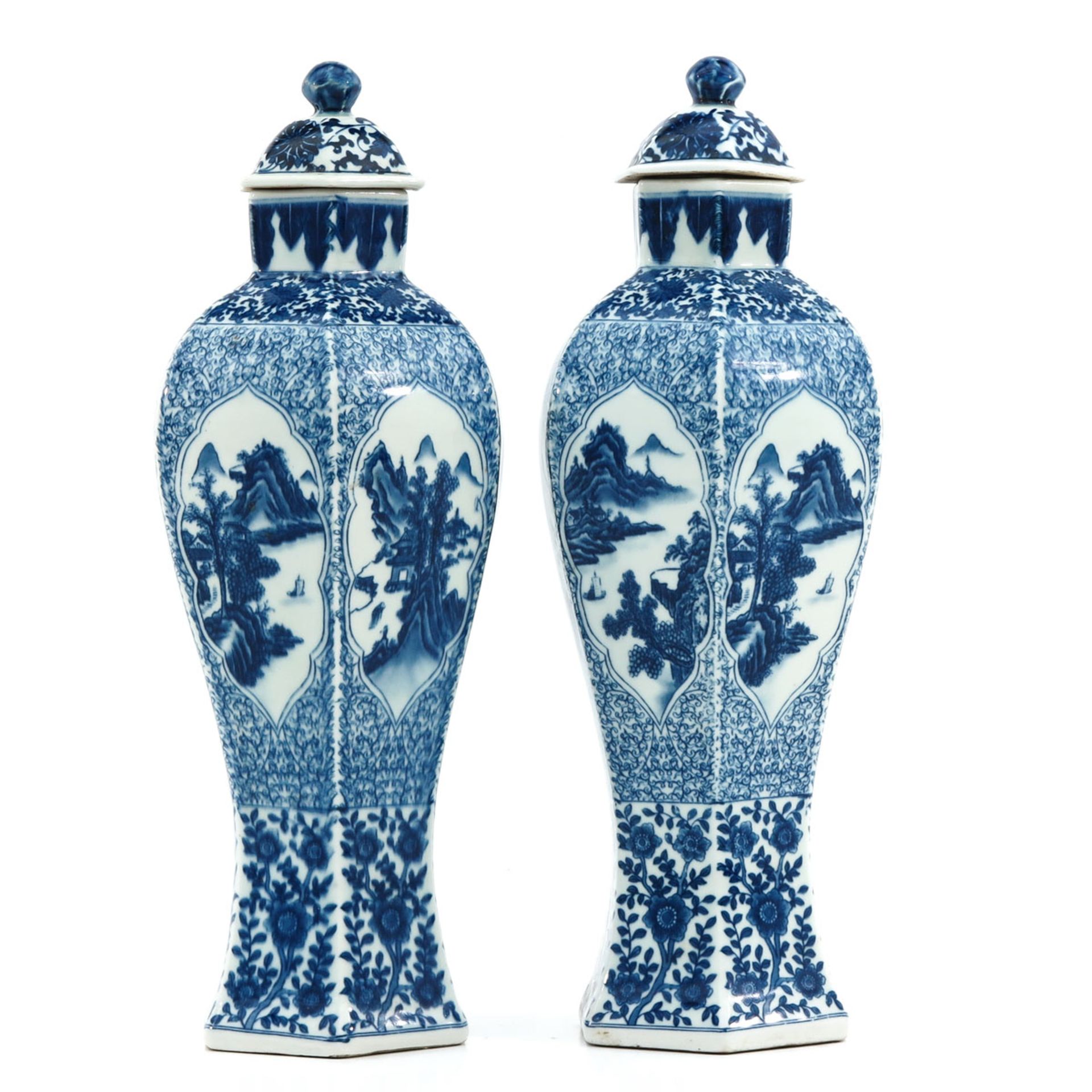 A Pair of Blue and White Vase with Covers - Bild 4 aus 9