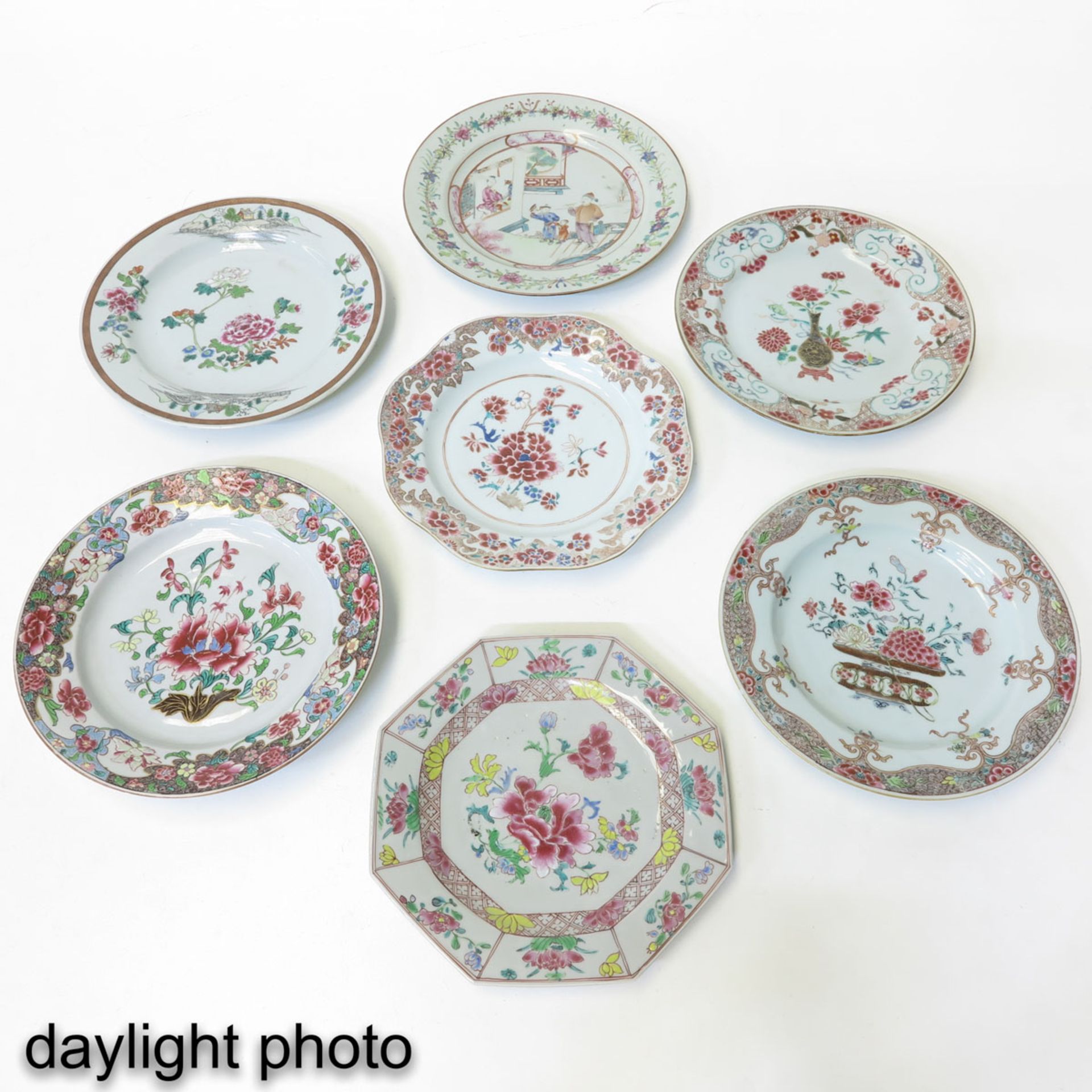 A Collection of 7 Famille Rose Plates - Bild 9 aus 10