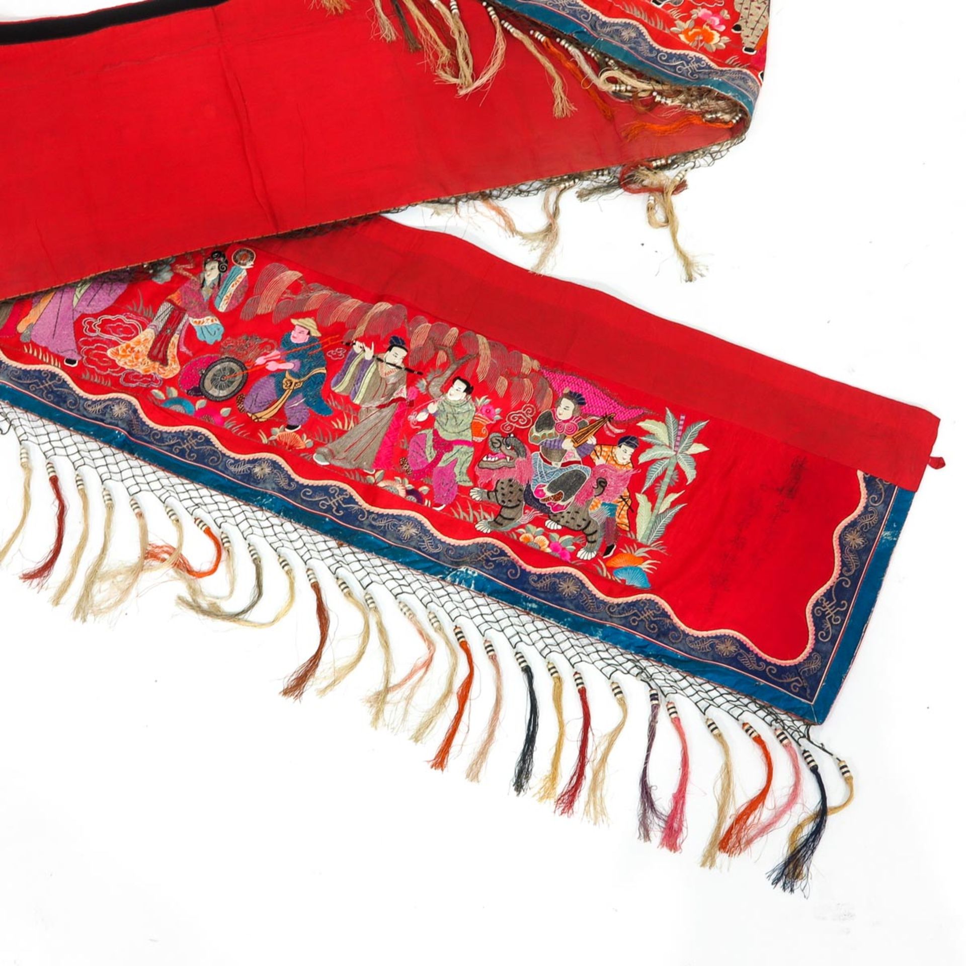 A Chinese Silk Embroidered Textile - Bild 3 aus 5