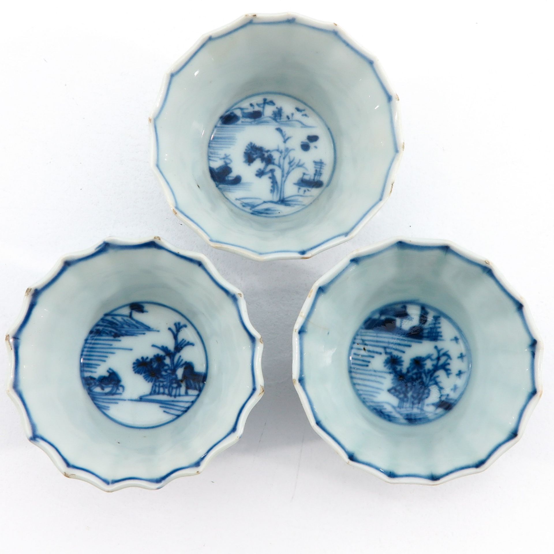 A Set of 3 Cups and Saucers - Bild 5 aus 10