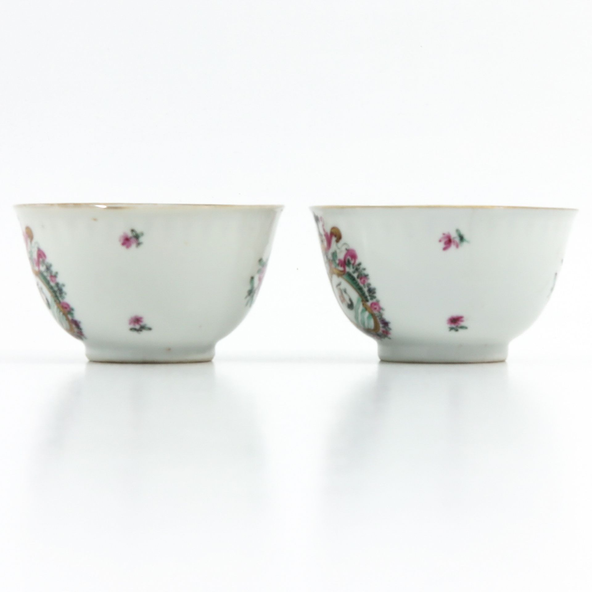 A Pair of Famille Rose Cups and Sacuers - Bild 2 aus 10