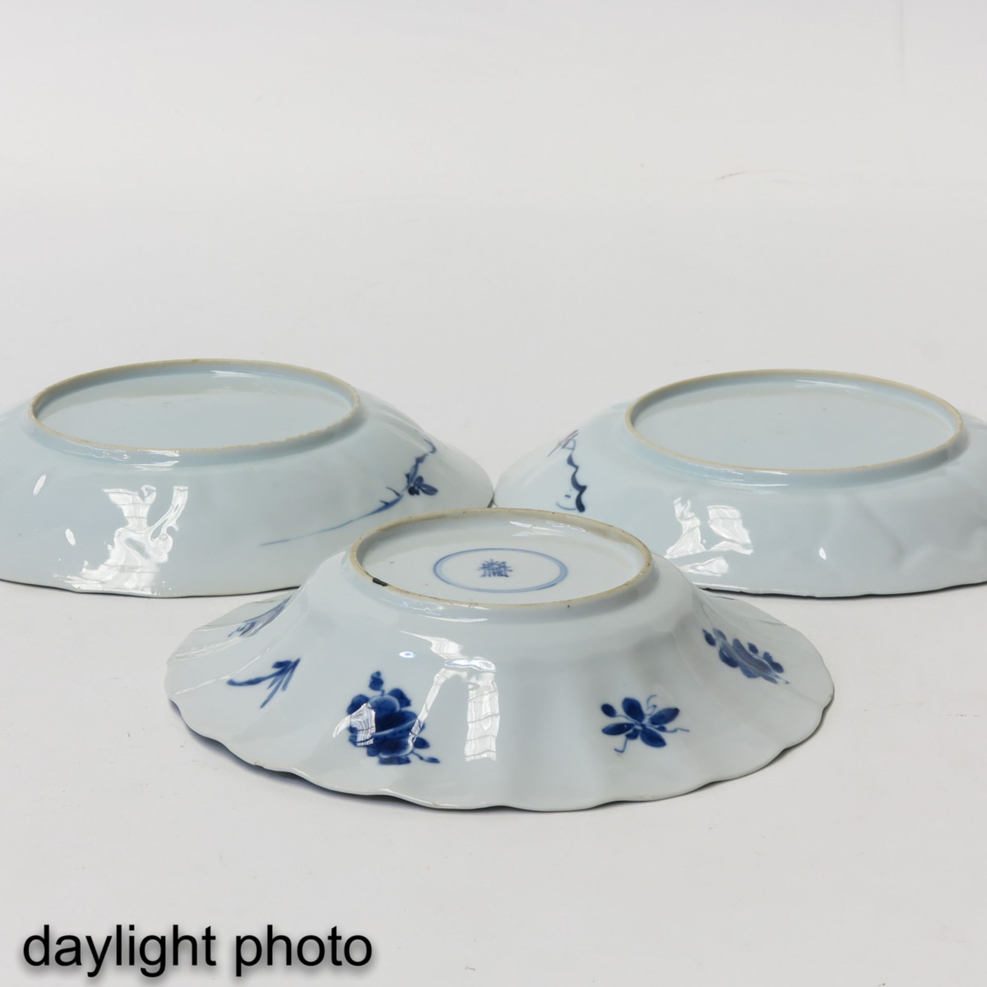 A Lot of 3 Blue and White Plates - Bild 4 aus 7