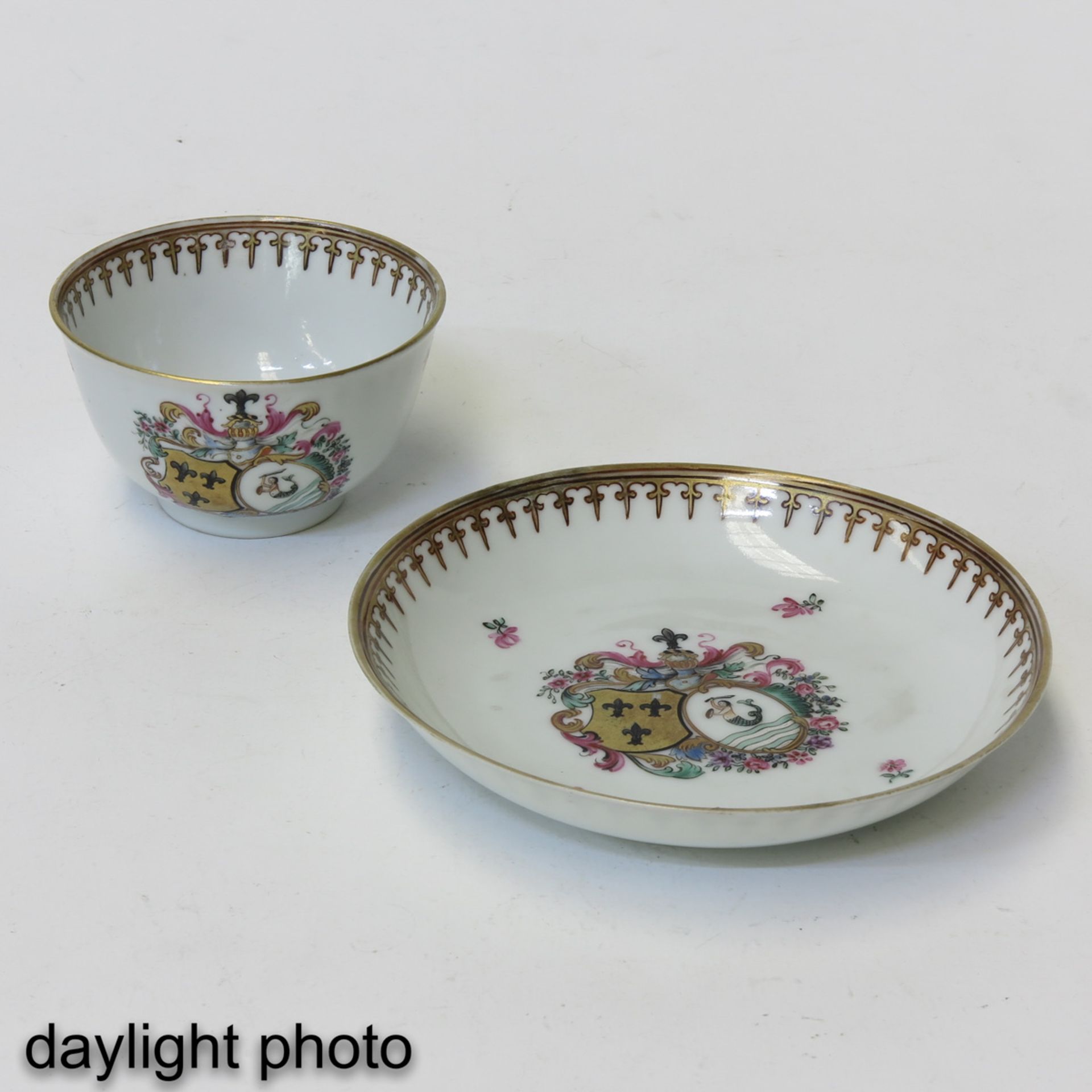 A Pair of Famille Rose Cups and Sacuers - Bild 9 aus 10