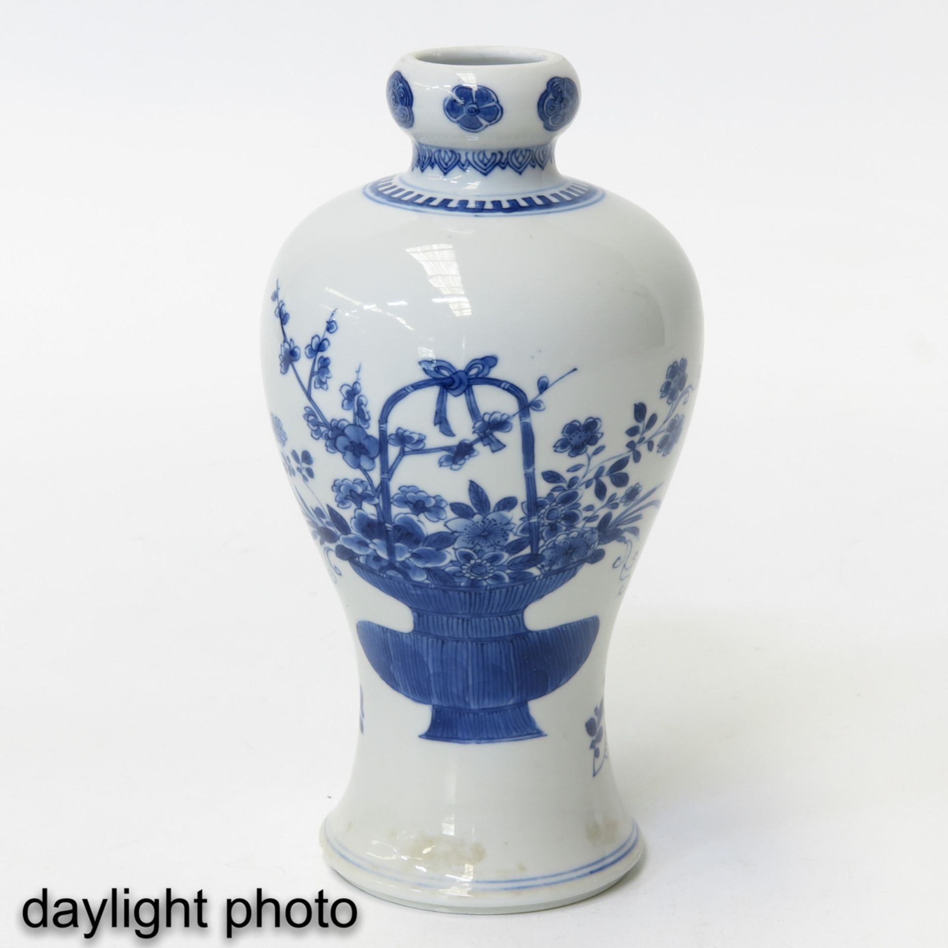 A Blue and White Vase - Bild 7 aus 9