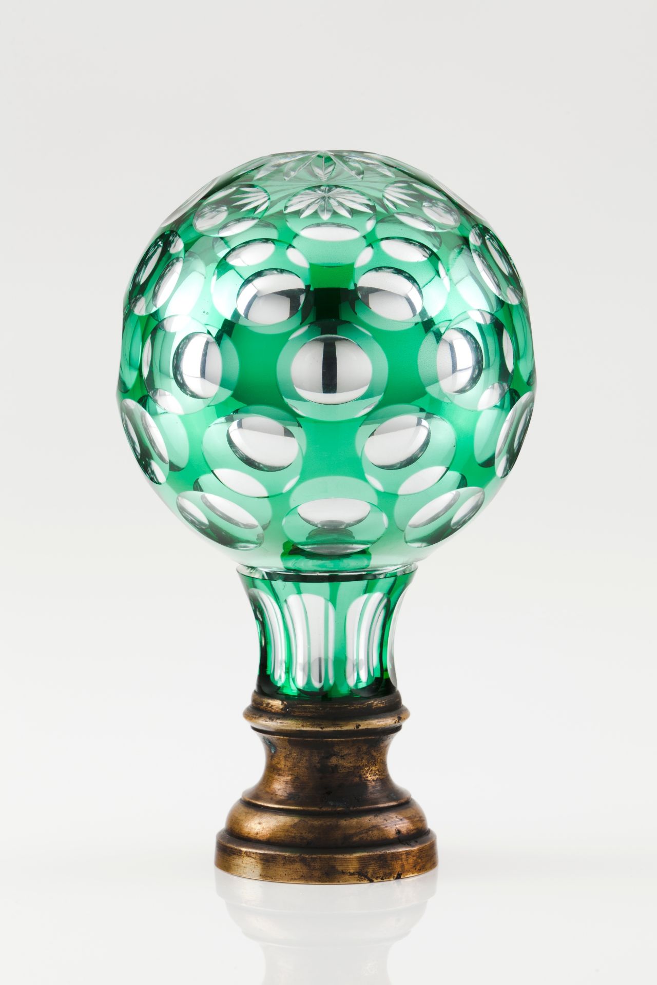 A pine coneGreen cut glass Metal fittingHeight: 21 cm