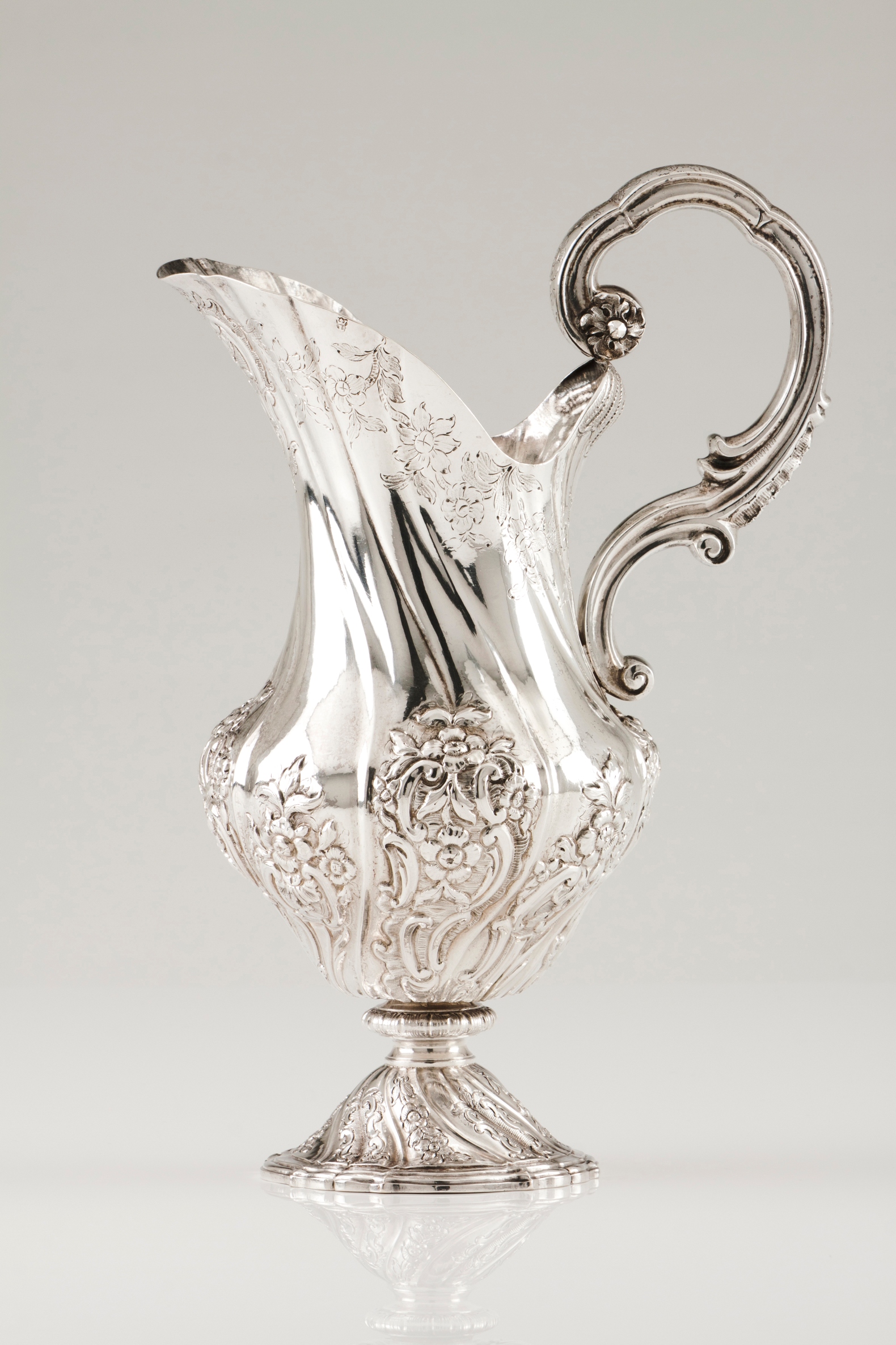 A D.João V / D.José ewer and basinPortuguese silver, 18th century Spiralled body of raised and c - Image 3 of 4