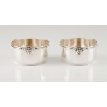 A pair of finger bowlsPortuguese silver Plain body of engraved lip frieze with applied floral de