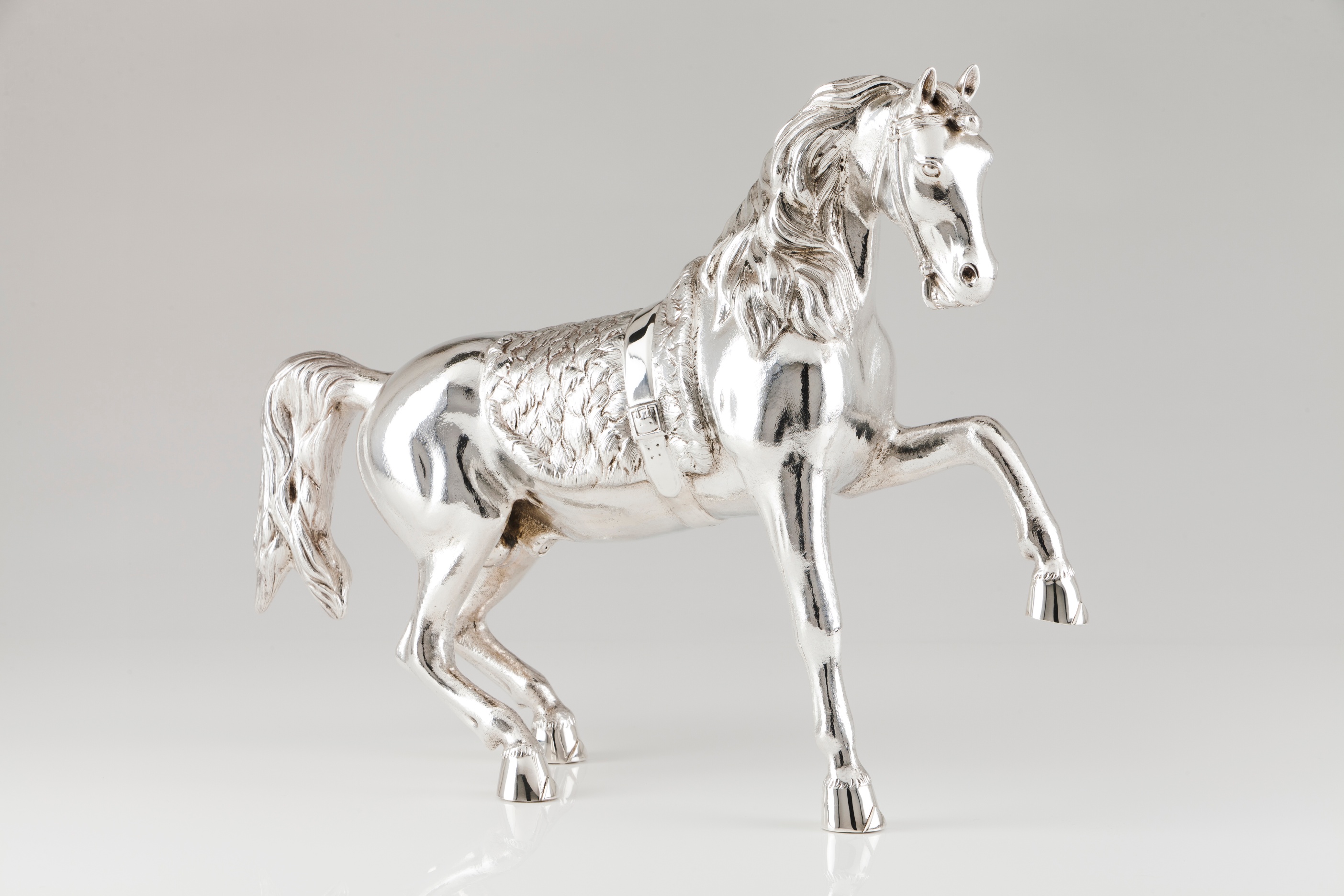 A horsePortuguese silver Moulded and chiselled sculpture Eagle hallmark 925/1000 (1985-2020) and