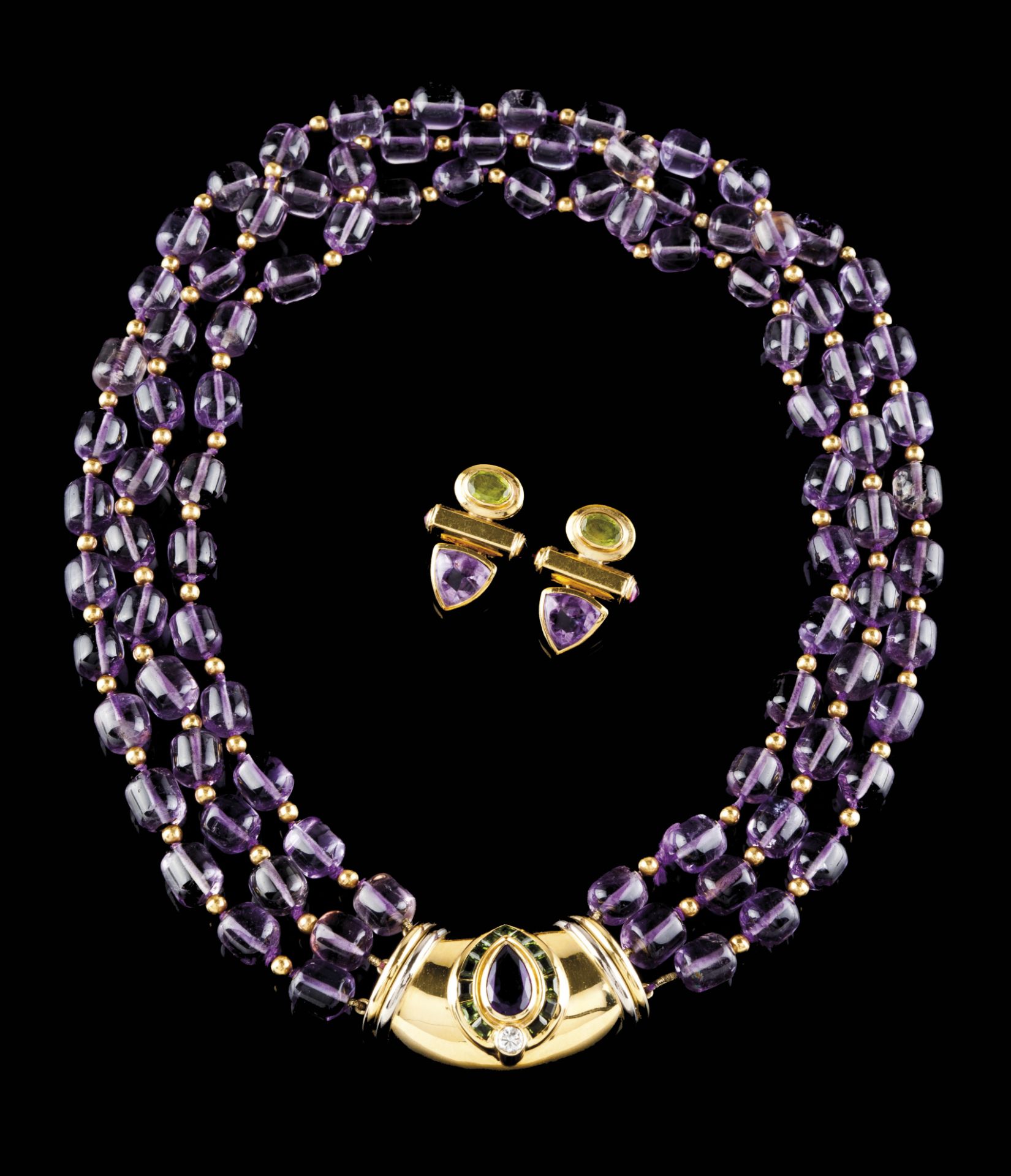 A set of necklace and pair of earrings