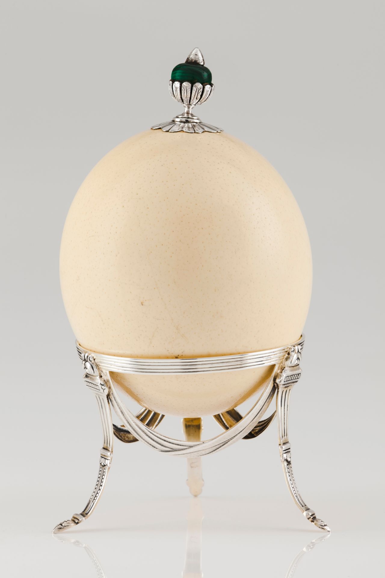 An ostrich eggPortuguese silver mount, Luiz FerreiraHeight:14,5 cm (total)