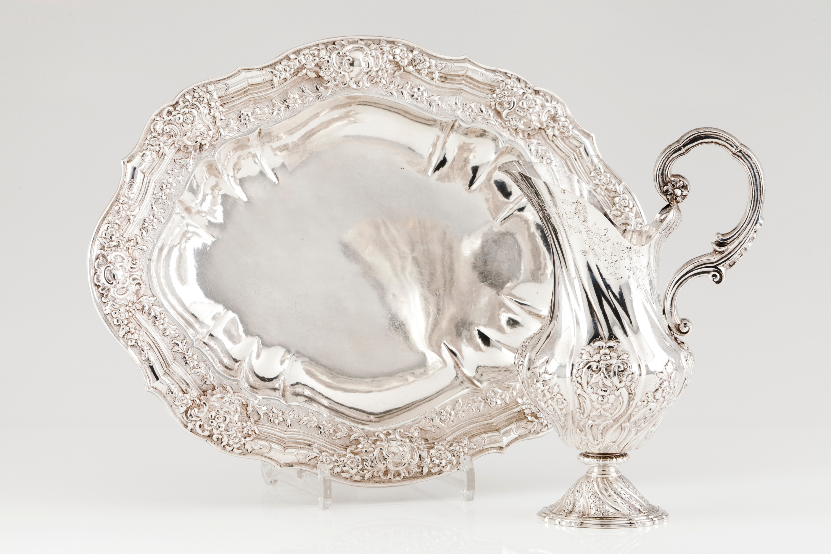 A D.João V / D.José ewer and basinPortuguese silver, 18th century Spiralled body of raised and c - Image 2 of 4