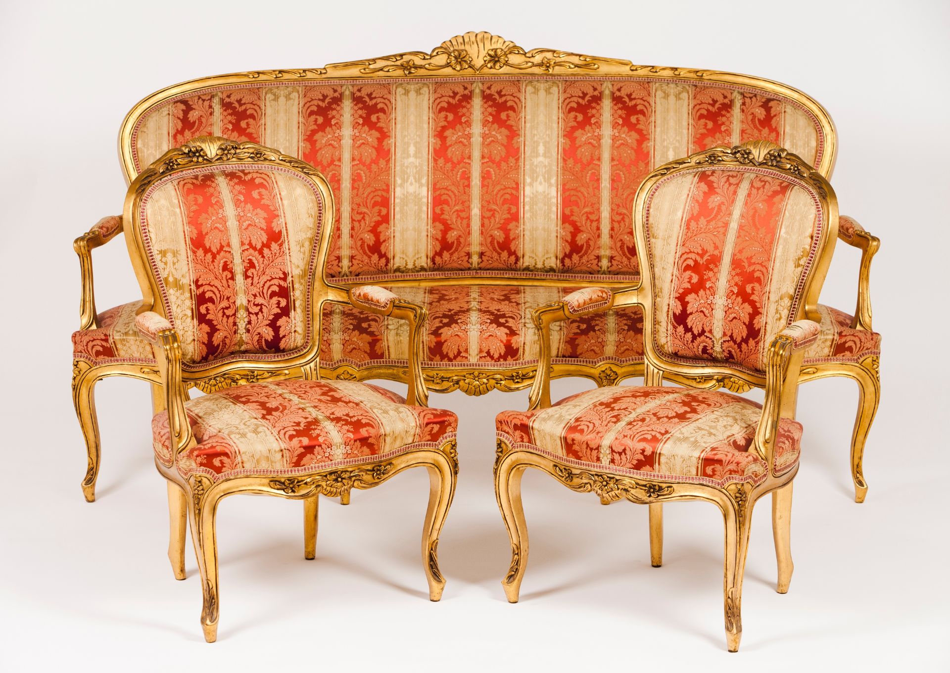 A Louis XV style settee and pair of fauteuils