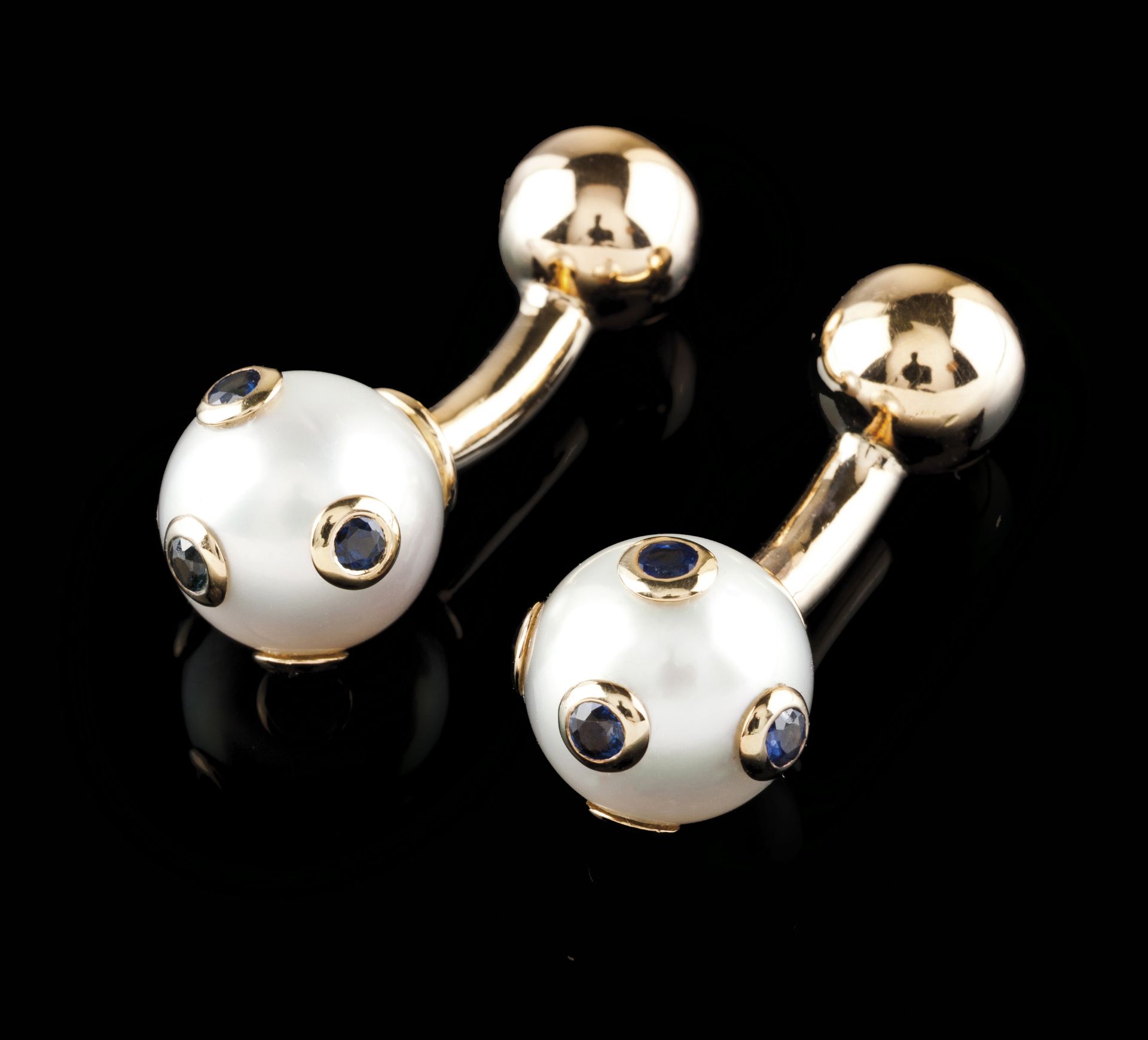 A pair of cuff links