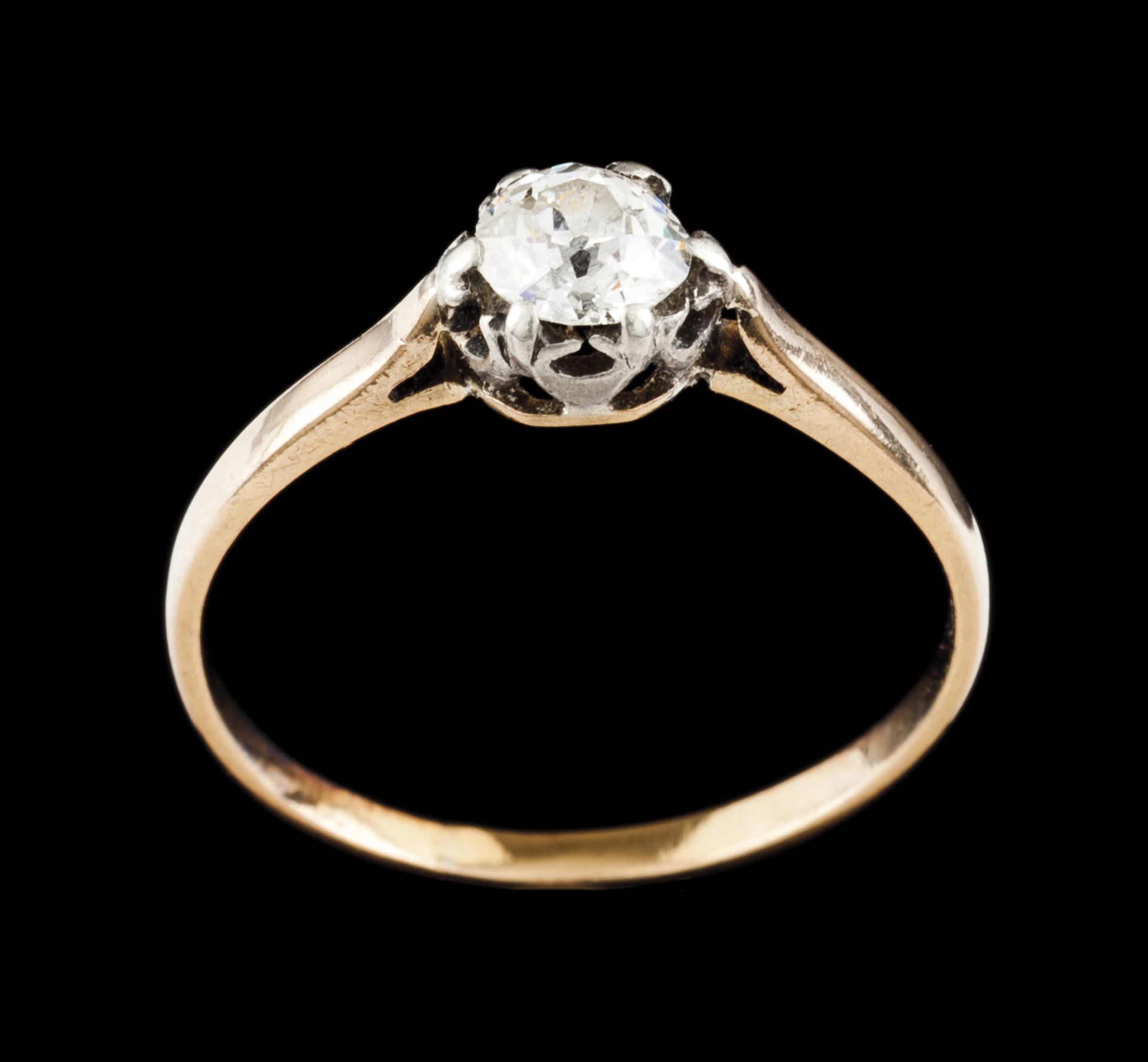 A solitary ringGold Set with one brilliant Europa cut diamond (ca. 0.40ct) Portugal, ca. 1950