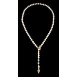 A pearl necklaceSnake shaped gold clasp Set with brilliant cut diamonds and cultured pearls (ca. 8