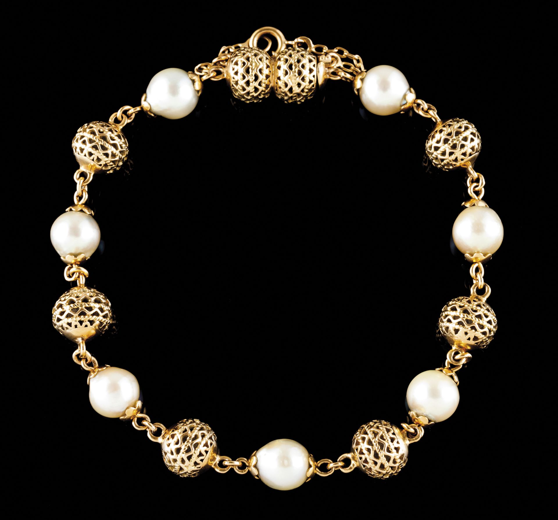 A braceletGold Pierced decoration interspersed spheresLength: 19,5 cm18.2 g