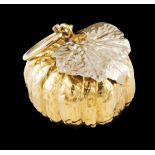A pendantGold Moulded and engraved pumpkin Later marked Ram 585/1000 and Owl (post 2021)Diam.: 23