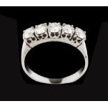 A memory ringWhite gold Set with 5 brilliant cut diamonds colour white totalling (ca. 1.00ct) Ant