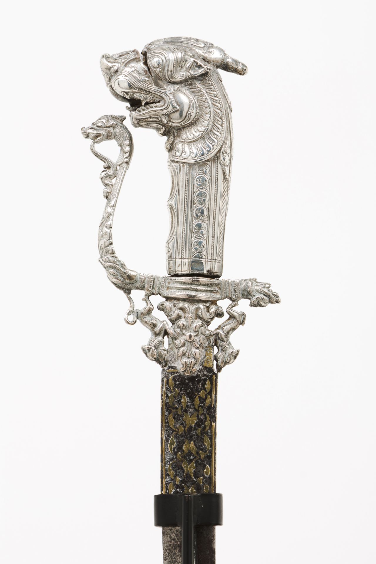 A Sinhalese sword - KastaneSilvered metal hilt of engraved and raised dragon's head Cross guard - Bild 2 aus 3