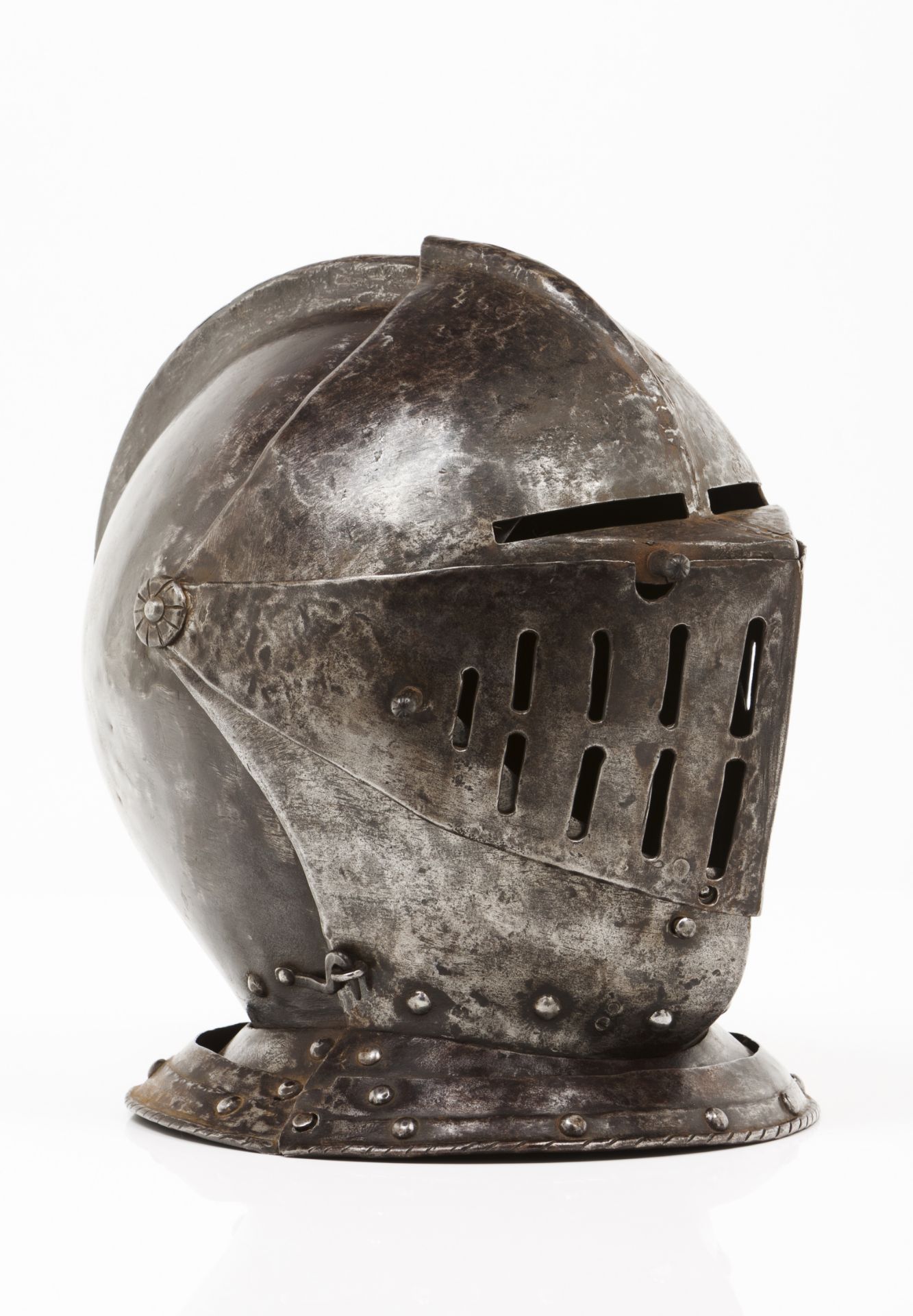 An closed helmetWrought iron Europe, 16th century (later upper and lower visors)30x25x31 cm