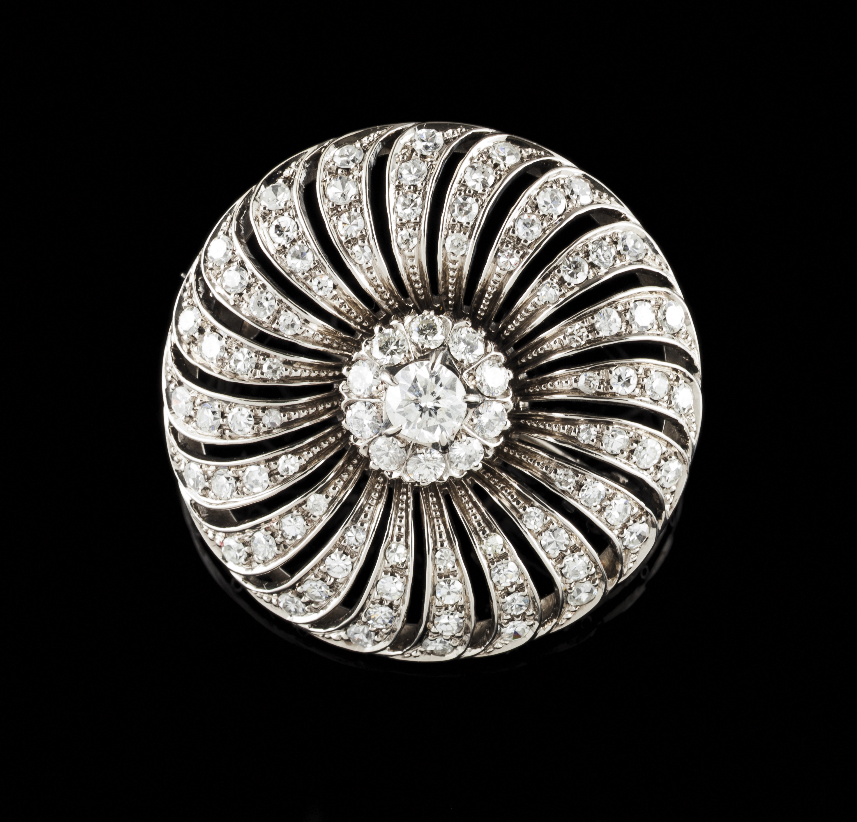 A broochWhite gold Spiralled decoration rose of centre set with 11 brilliant cut diamonds
