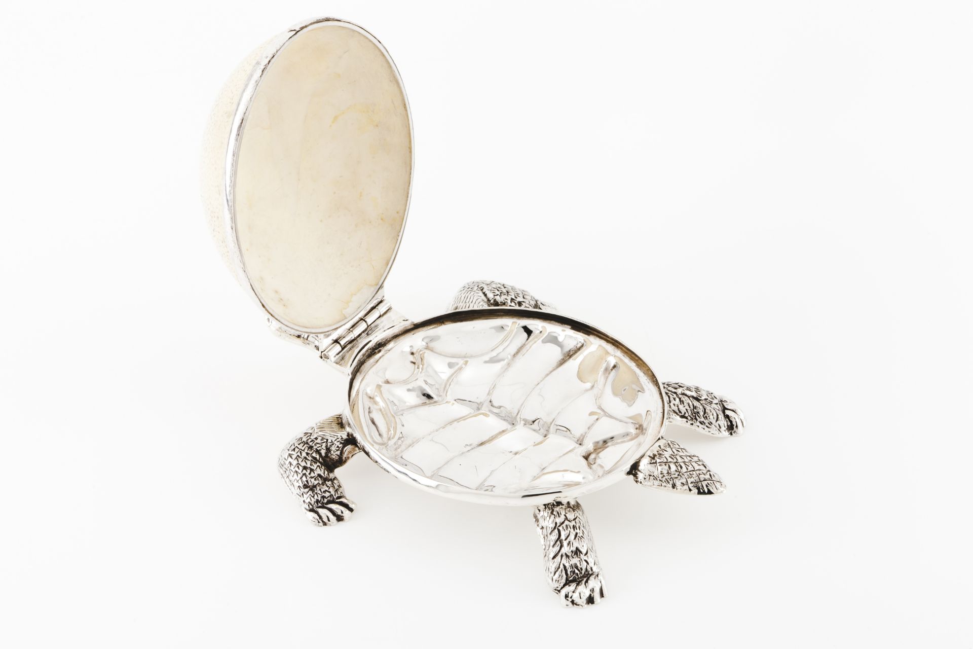 A tortoise boxSilver and ostrich egg Moulded and engraved box with hinged ostrich egg cover Eagle - Bild 2 aus 2