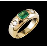 A ringGold Plain band set with one emerald cut emerald (ca. 7x5 mm) and 2 brilliant cut diamonds