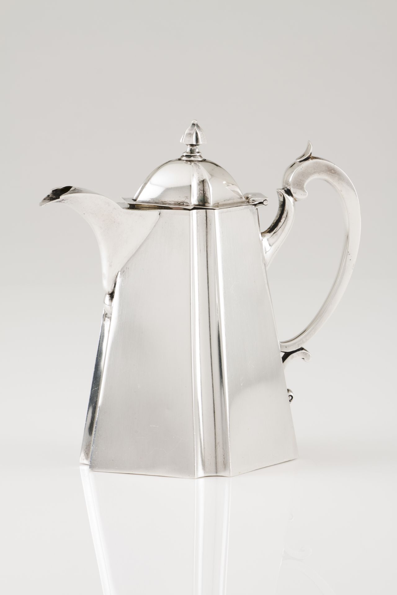 An Art Deco coffee potPortuguese silver Faceted body of vertical groove Grooved dome cover of