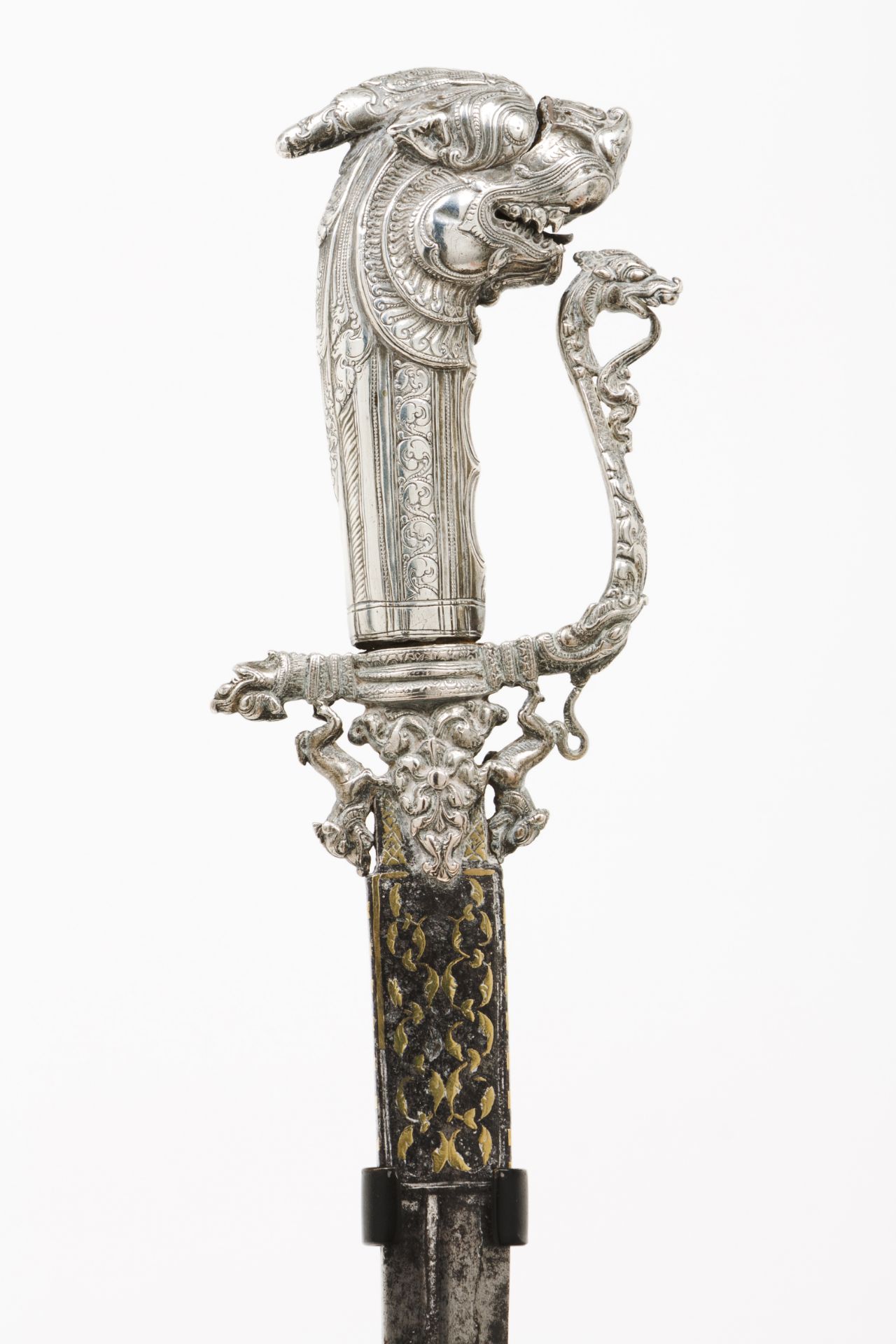 A Sinhalese sword - KastaneSilvered metal hilt of engraved and raised dragon's head Cross guard - Bild 3 aus 3