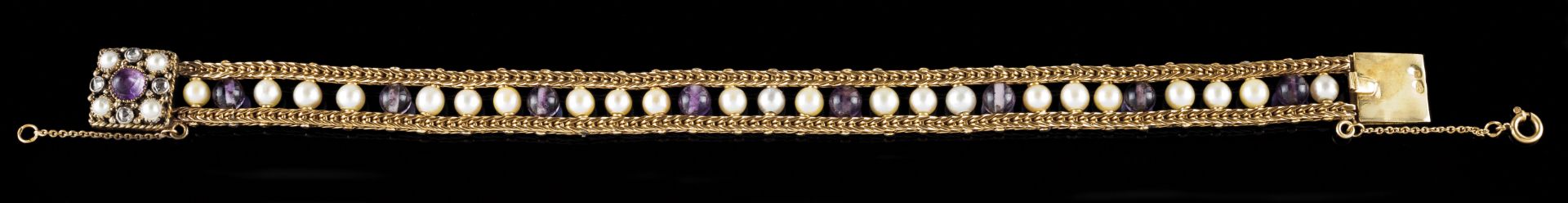 A braceletPortuguese gold Wheatsheaf mesh with 23 applied cultured pearls and 8 amethyst beads (ca.4