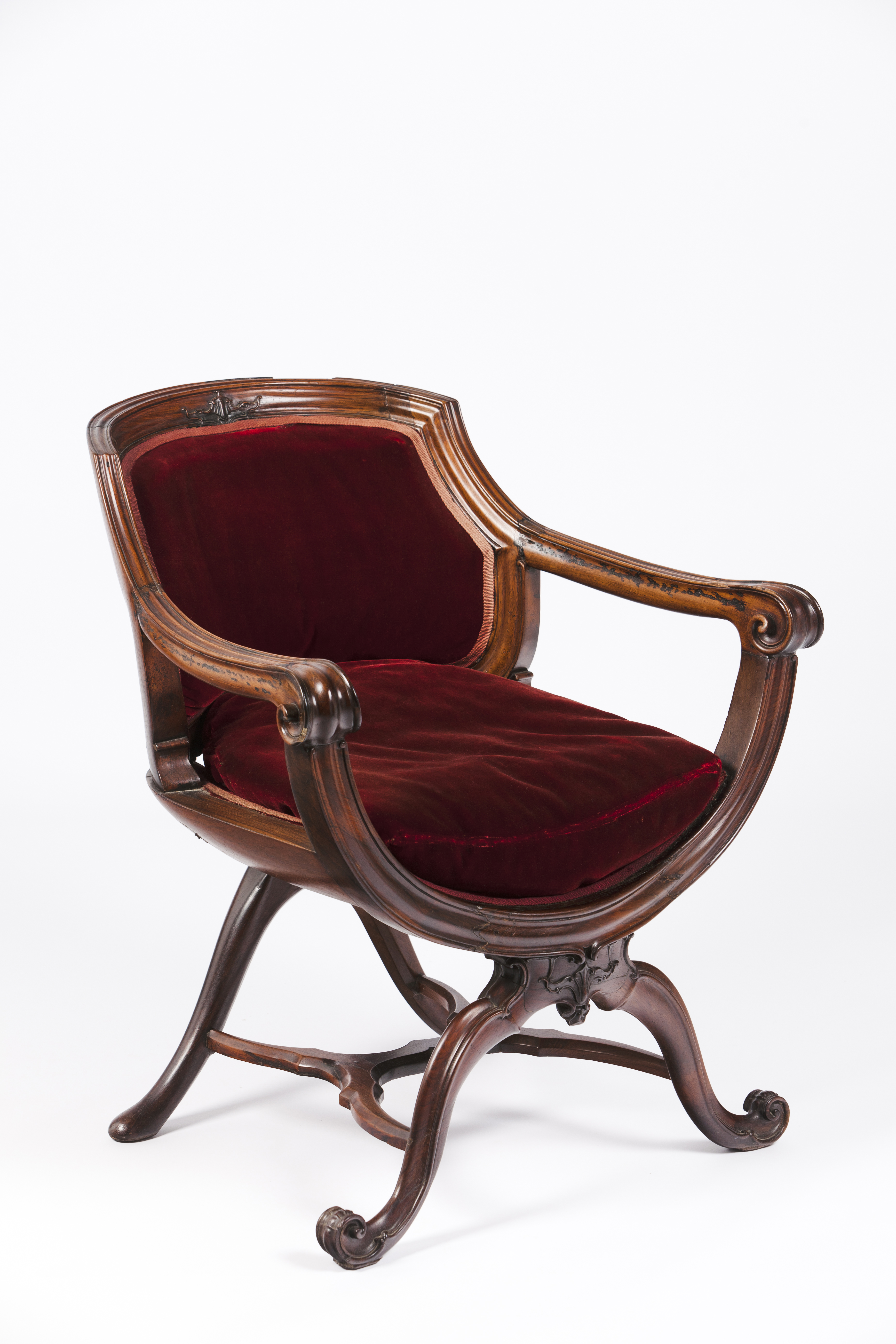 A D.José armchairRosewood Velvet upholstery Portugal, 18th century (restoration and minor faults)