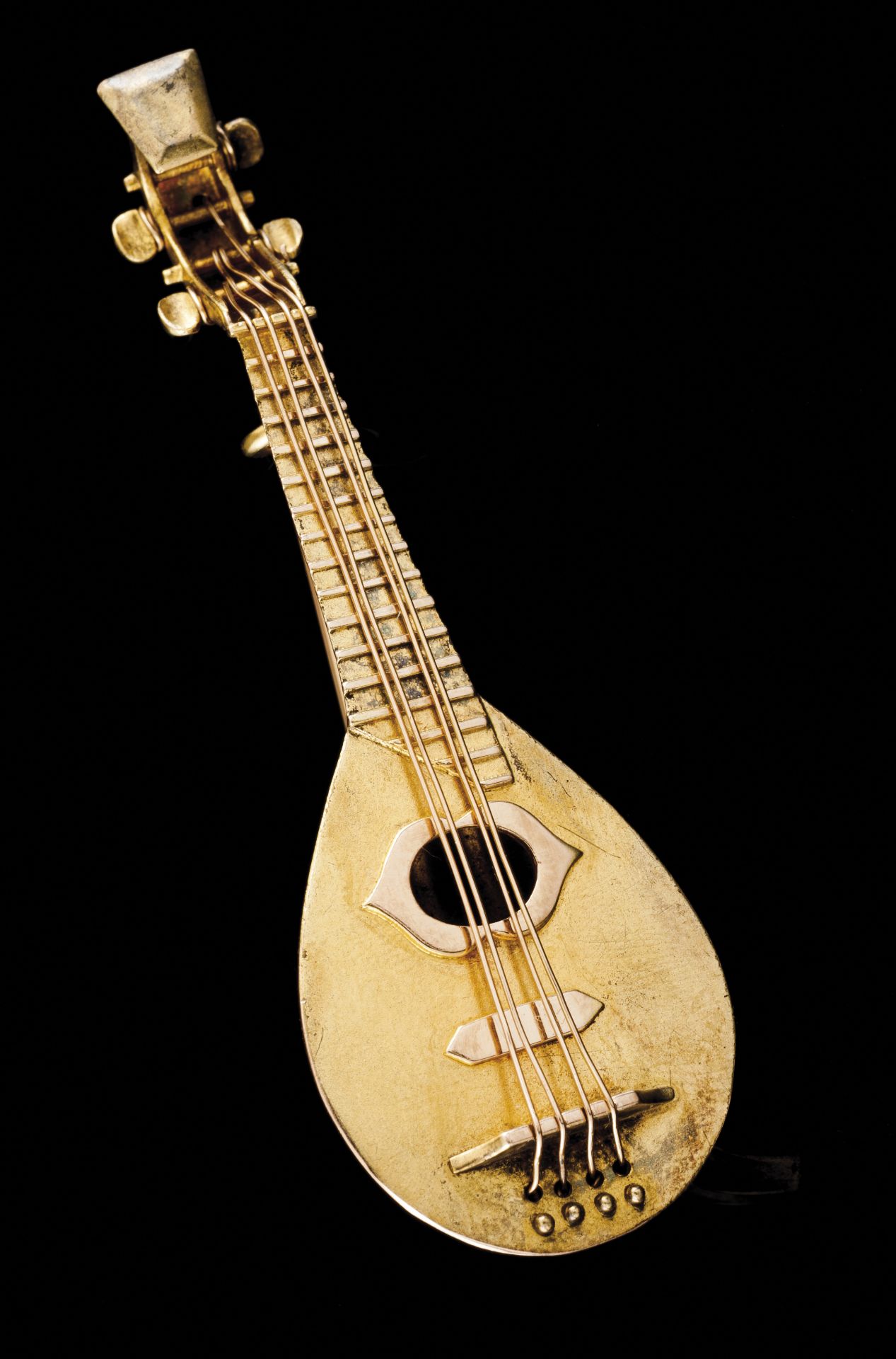 A broochGold, 19th century Lute shaped Mosquito hallmark 800/1000 (1887)6,2x2,1 cm7.4 g