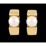 A pair of earringsPortuguese gold Plain geometric shaped set with two cultured pearls 7/7,5 mm