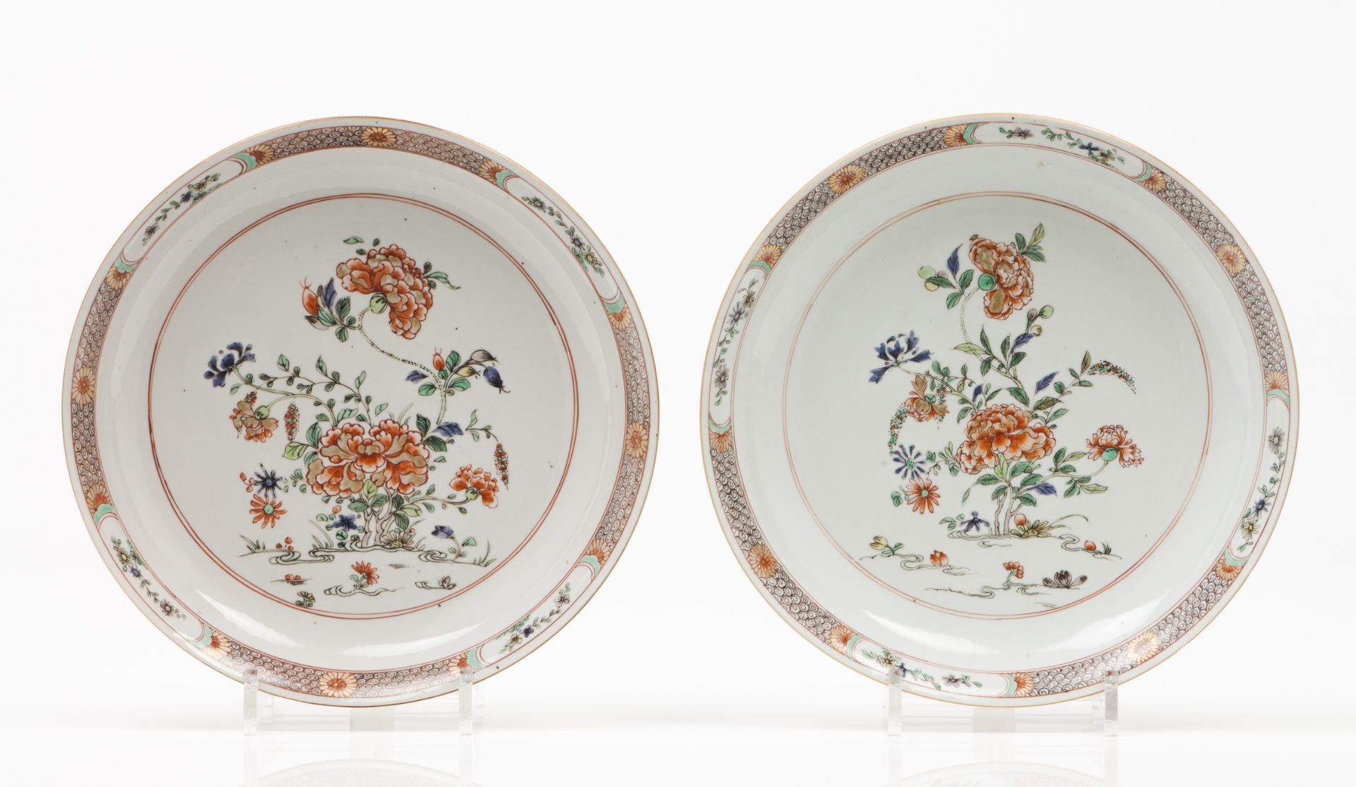 A pair of platesChinese export porcelain Floral polychrome "Famille Verte" decoration Back of lip