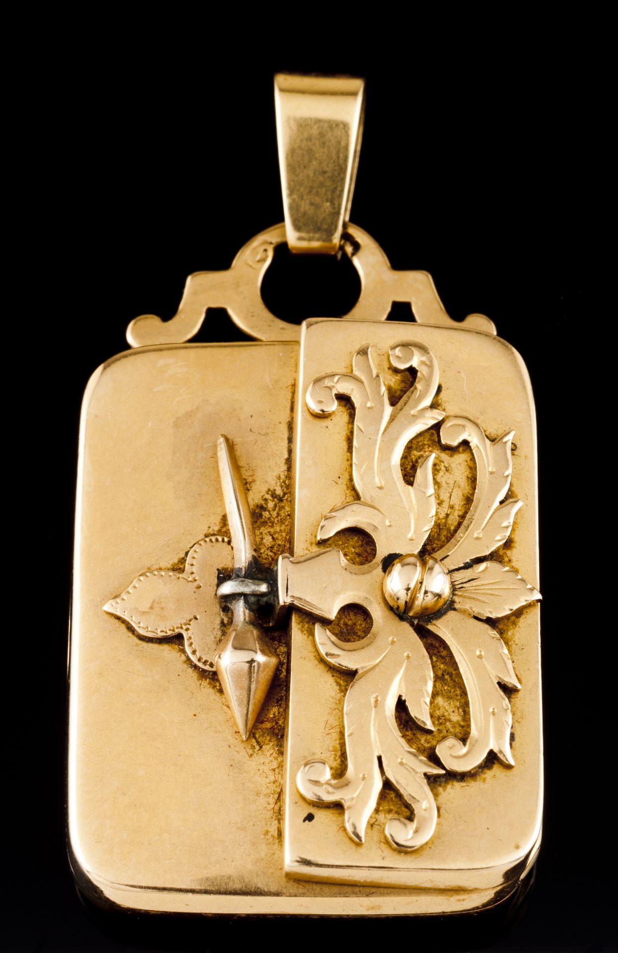 A reliquary pendantPortuguese gold, 19th century Stylised foliage element and guilloche decoration