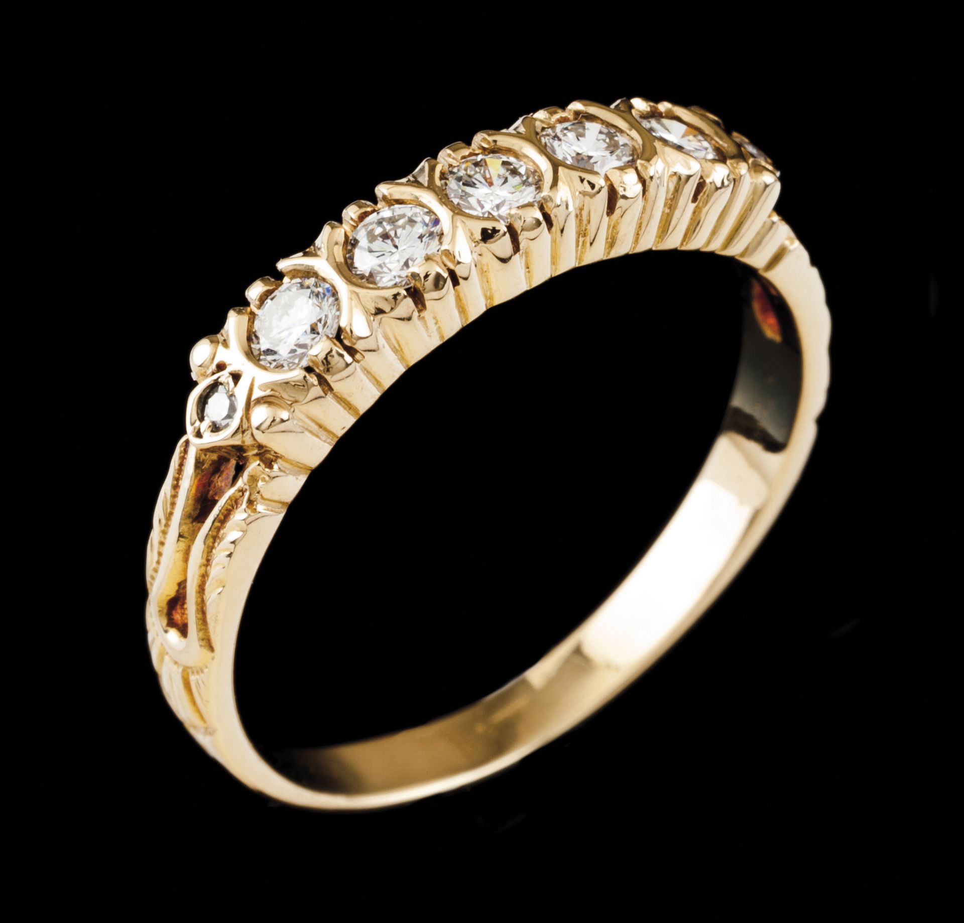 A memory ringPortuguese gold Set with 5 brilliant cut diamonds totalling (ca. 0.40ct) Dragon