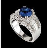 A ringGold Set with one round cut sapphire (ca. 2.10ct) 10 baguette cut diamonds (ca. 0.50ct) and 70