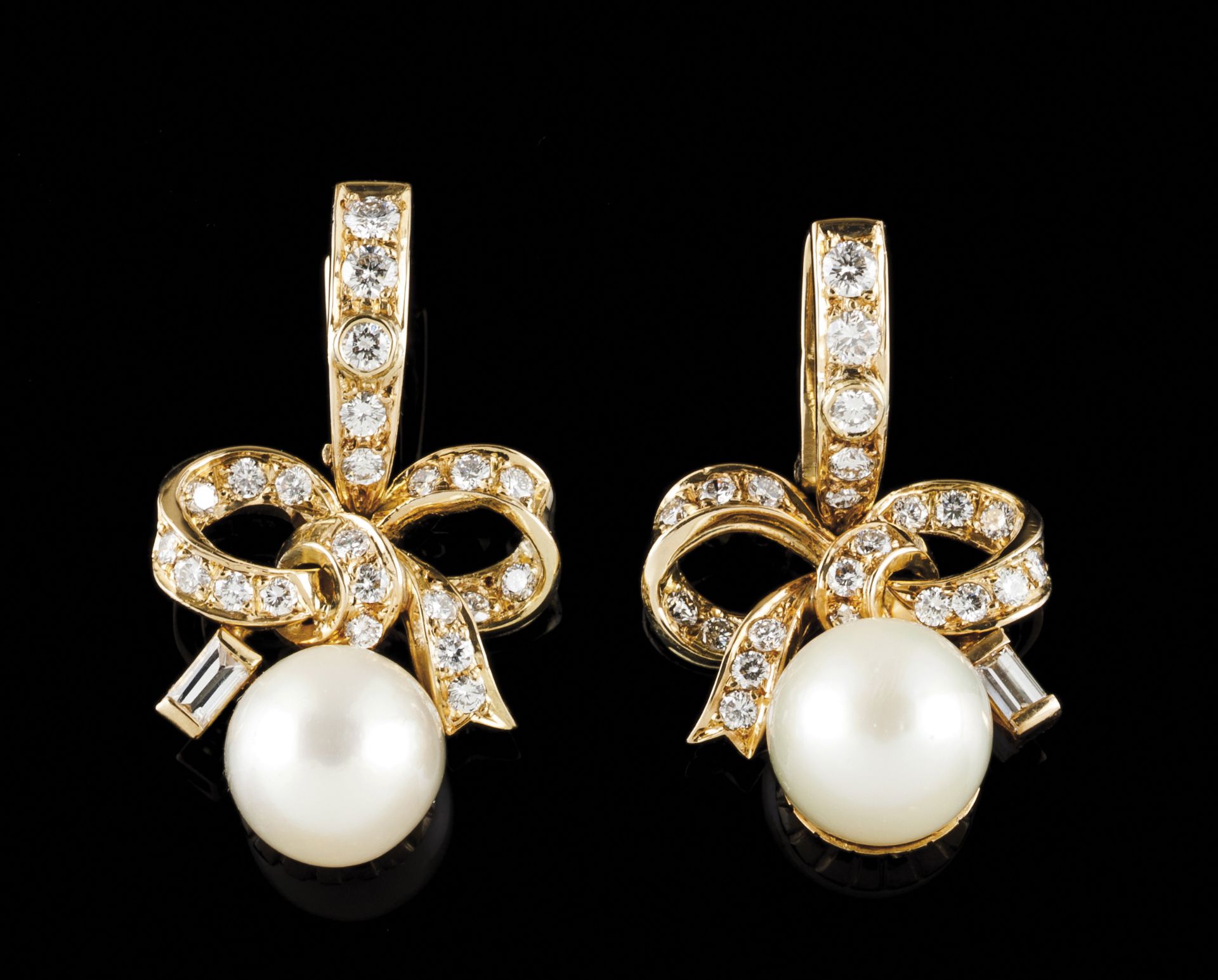 A pair of earringsGold Bows set with 46 brilliant cut diamonds (ca. 1.40ct) two baguette cut