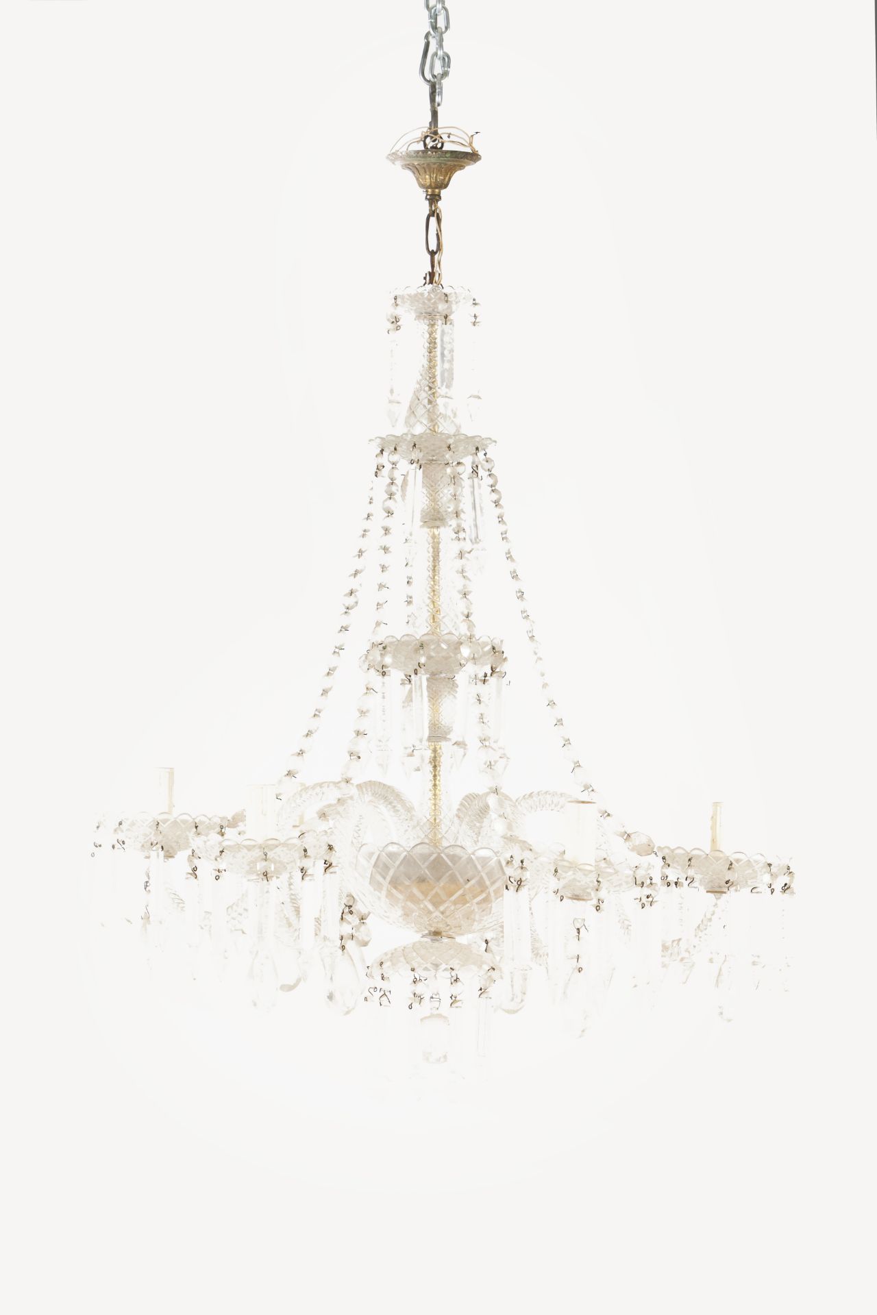 A six-light chandelierGlass and crystal84x70 cm