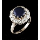 A ringGold Set with one Australian round cut sapphire (ca. 3.40ct) framed by frieze od 12