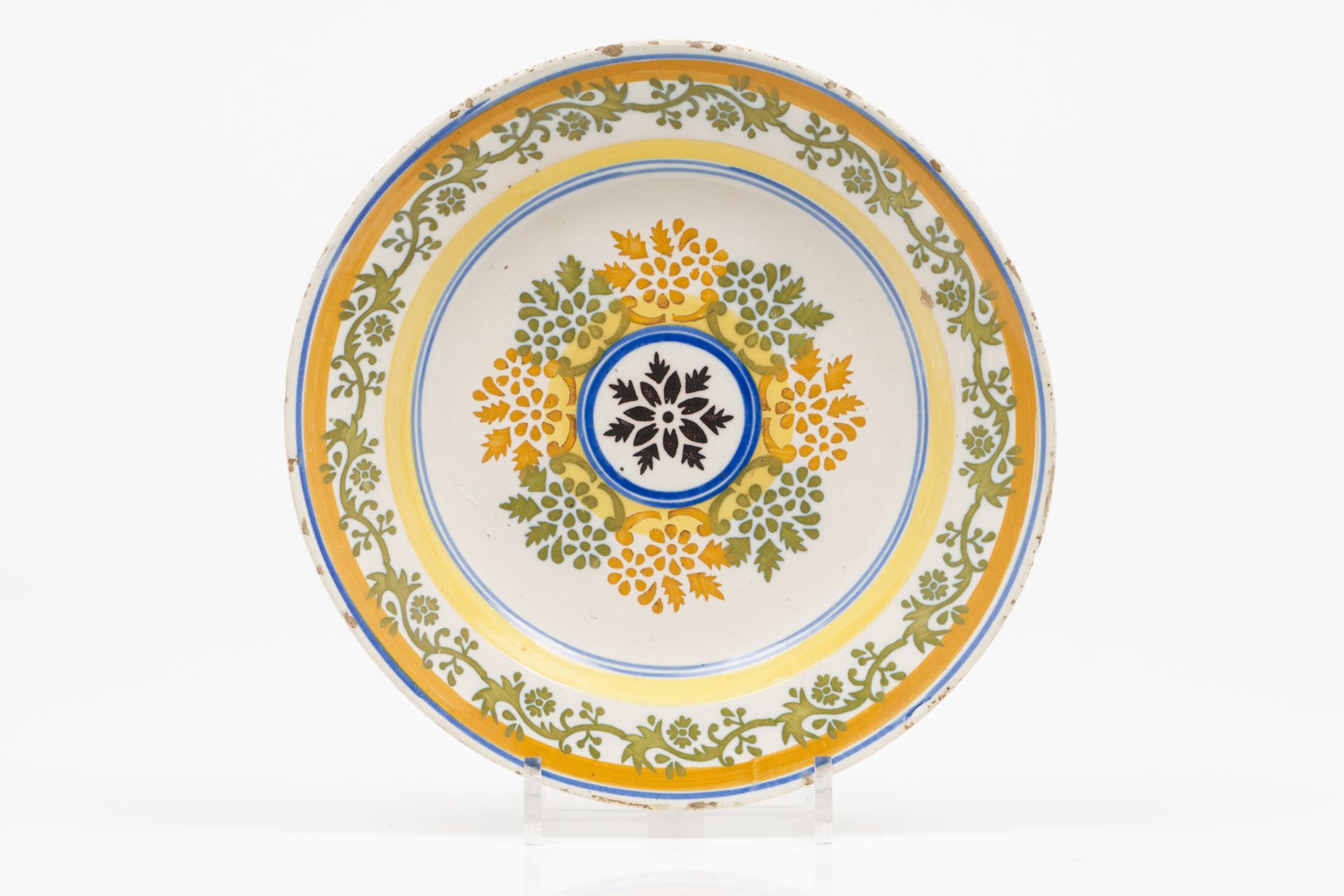 A platePortuguese faience Polychrome floral decoration 19th century (minor faults) Diam.: 27 cm